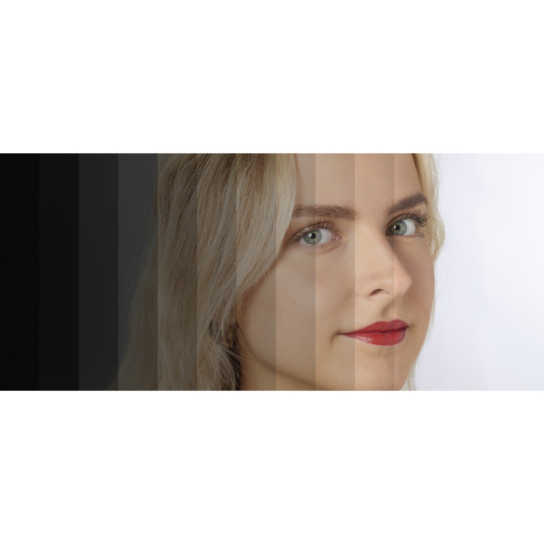 Das Gesicht einer Frau mit blonden Haaren wird gezeigt. Farbverläufe von Schwarz nach Weiß sind links. Roter Lippenstift ist sichtbar.