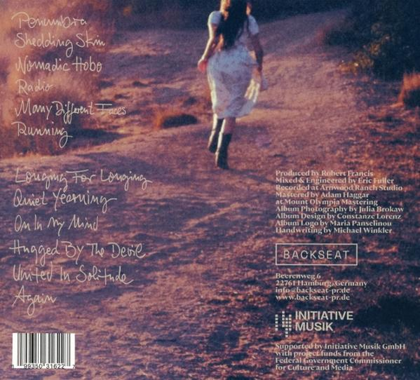 Eine Frau in einem weißen Kleid geht auf einem Feldweg weg. Albumcover mit Text und Barcode.