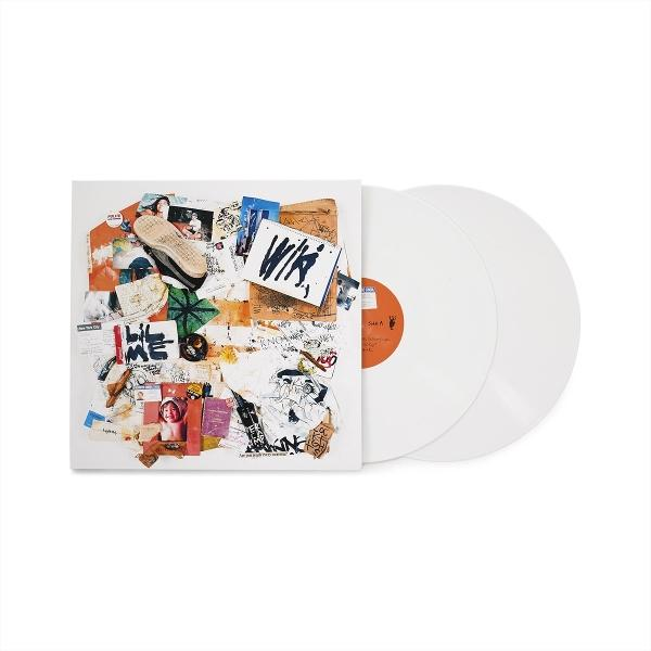 Ein Vinyl-Schallplattenalbum mit einem Collage-Cover mit Fotos und Text sowie zwei weißen Schallplatten. Das Etikett sagt 'Wiki'.