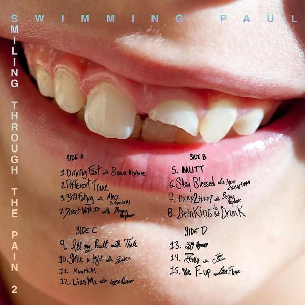 Nahaufnahme eines lächelnden Mundes mit sichtbaren Zähnen. Albumtitel, Titelliste und Künstlername sind um den Mund geschrieben.
