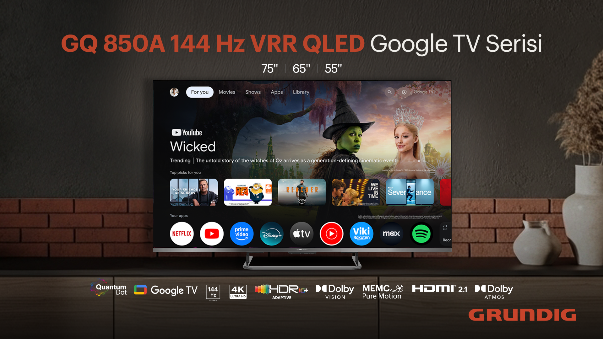Bir Grundig Google TV, YouTube'da 'Wicked' filmini gösteriyor. TV, vazolarla ahşap bir yüzeyde ve arka plan karanlık.