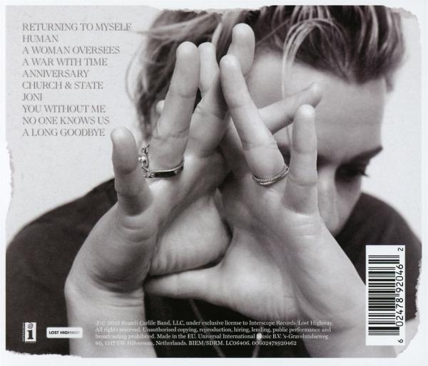 Albumcover: Hände einer Frau vor ihrem Gesicht. Ringe an den Fingern. Albumtiteltext sichtbar. Schwarz und Weiß.
