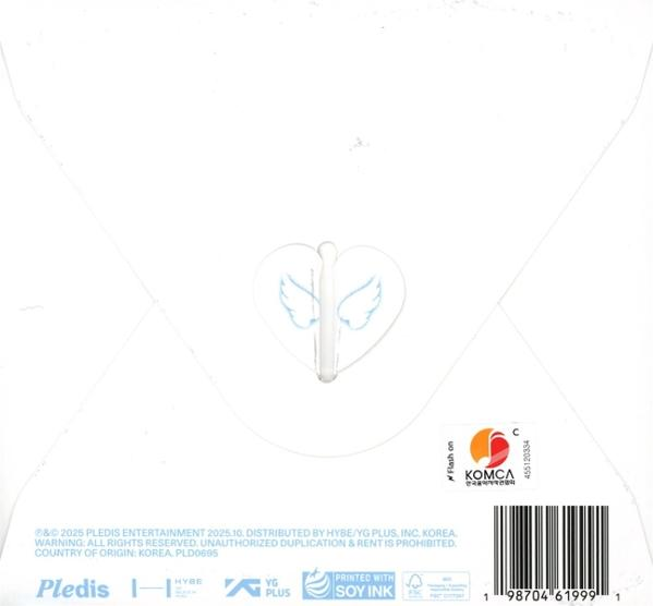 Weißes Paket mit herzförmigem Charm mit Engelsflügeln. Text und ein Barcode sind sichtbar. Ein Aufkleber ist vorhanden.