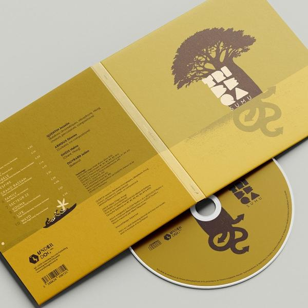 Geöffnete CD-Hülle mit Disc, mit Baumdesign und Text. Das Etui ist goldfarben, die Disc befindet sich unten rechts.