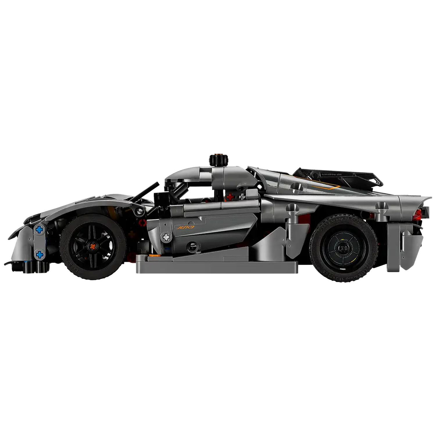 Een grijs Lego sportwagenmodel. De auto heeft zwarte wielen, oranje accenten en staat tegen een witte achtergrond.