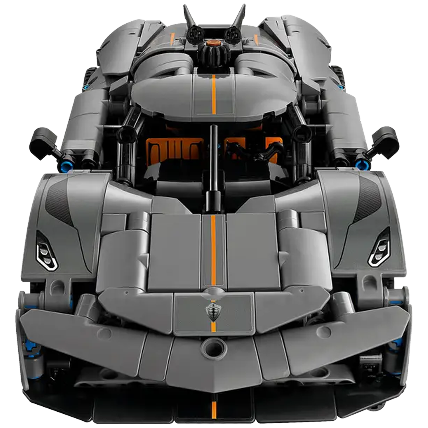 Een grijs Lego sportwagenmodel met oranje strepen. De auto staat op een witte achtergrond. Het heeft gedetailleerde onderdelen en een laag profiel.