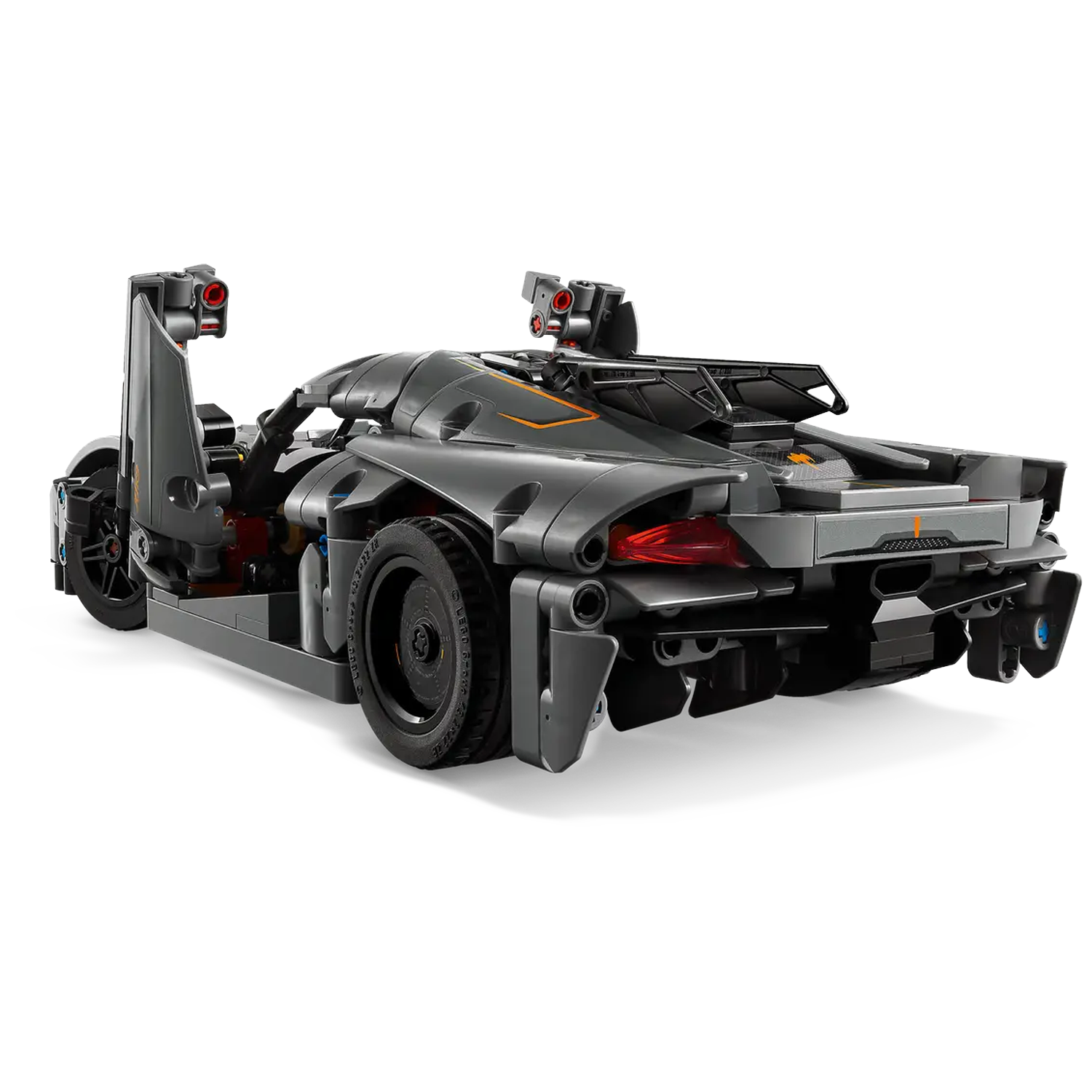Een grijs Lego sportwagenmodel. Het heeft zwarte wielen, rode lichten en oranje accenten. De auto staat op een witte achtergrond.