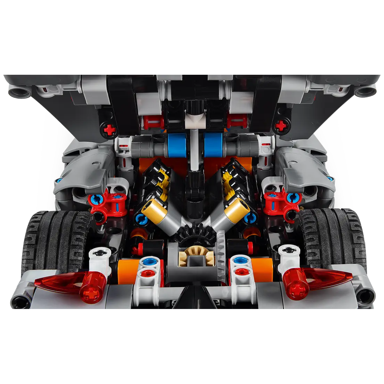 Een Lego-automodel, van bovenaf bekeken. Kenmerken zijn banden, motoronderdelen met rode, gele en blauwe details en een grijze carrosserie.