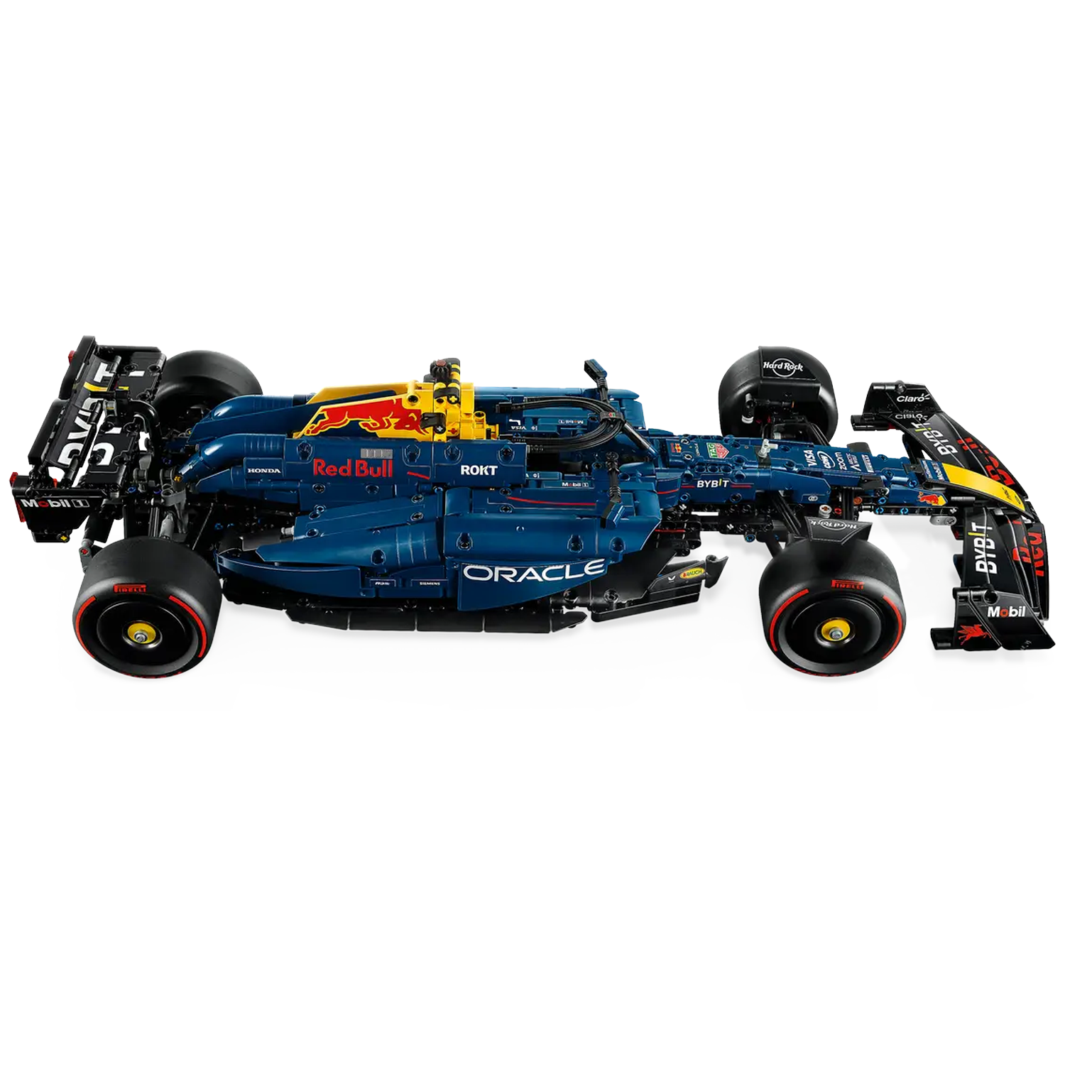 Een blauw en gele Red Bull Formule 1-auto, met sponsorlogo's. Het staat op een wit oppervlak met schaduwen.