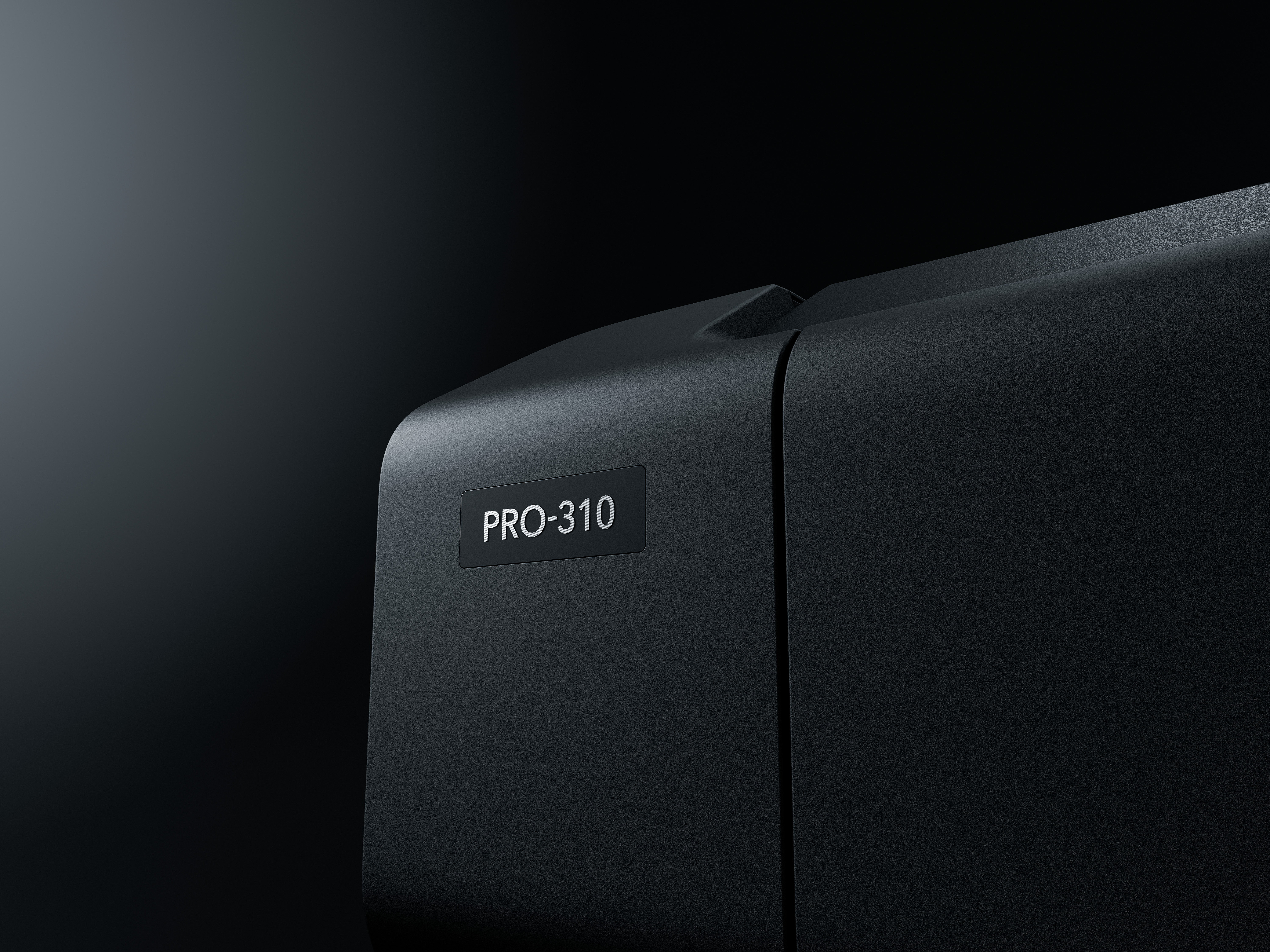 Nahaufnahme eines schwarzen Geräts mit der Aufschrift 'PRO-310'. Der Hintergrund ist dunkel und verläuft.