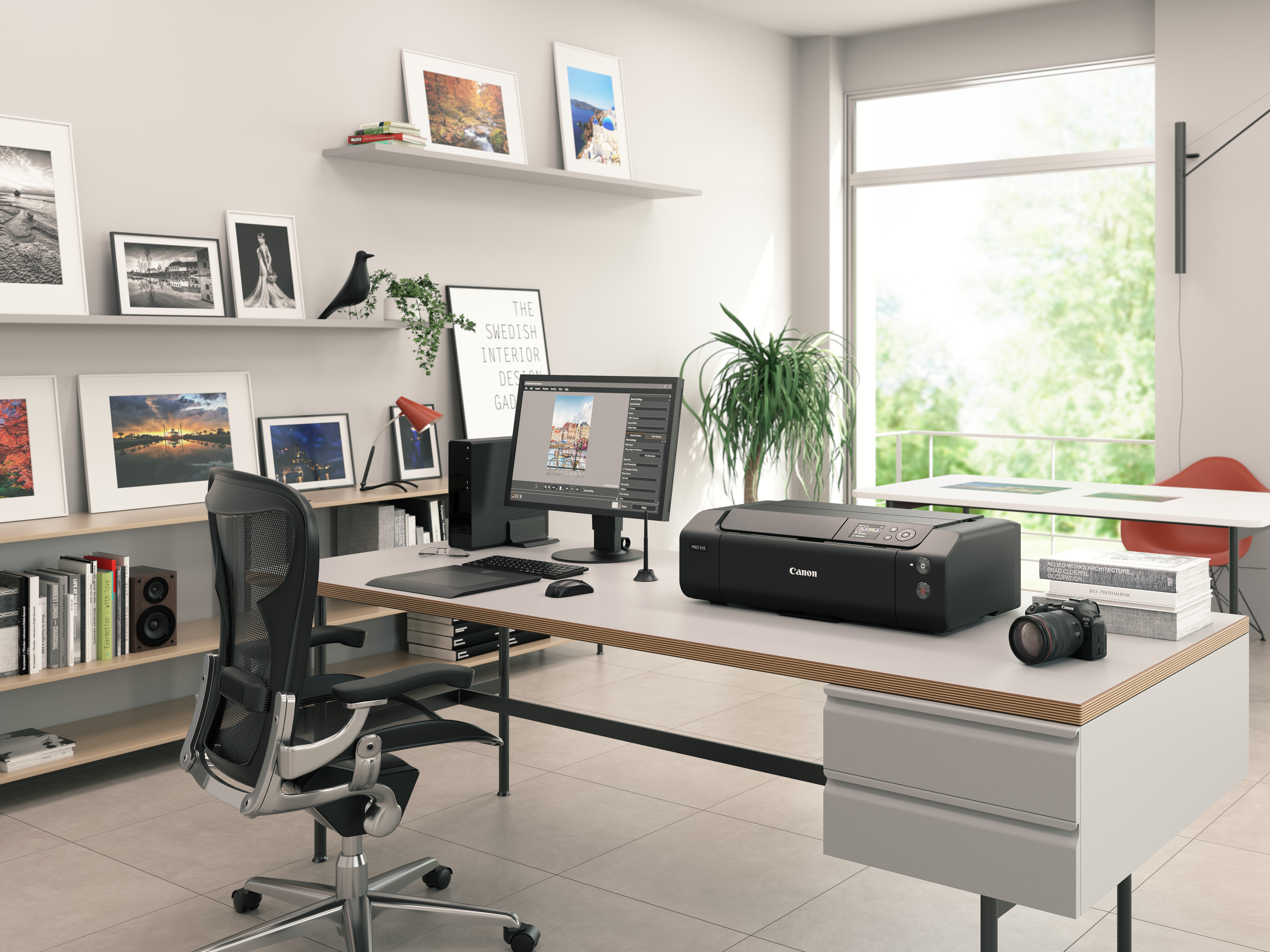 Ein Büro mit Schreibtisch, Computer, Drucker, Kamera und gerahmten Fotos. Ein Fenster mit Aussicht ist sichtbar.