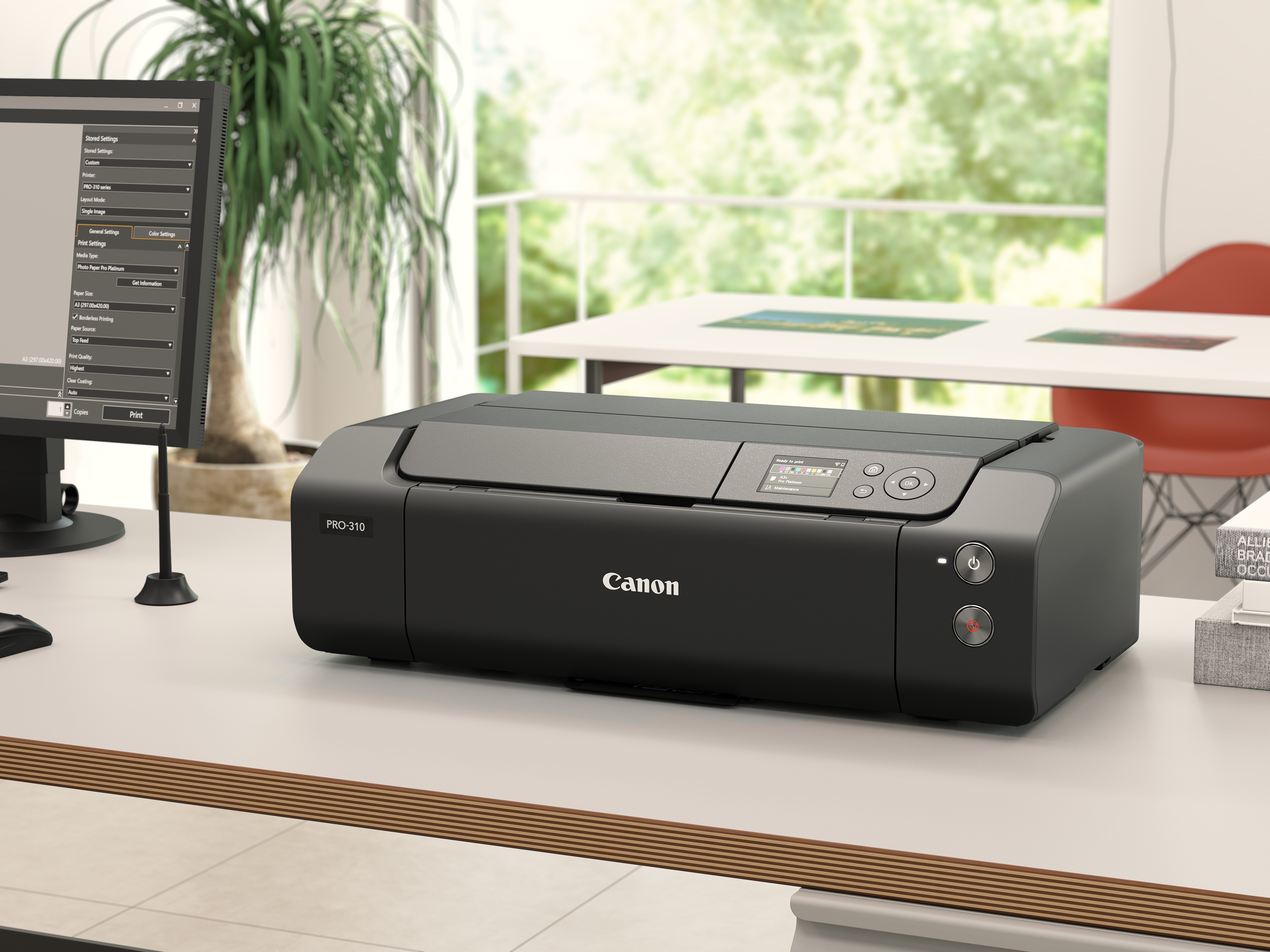 Ein schwarzer Canon PRO-310-Drucker auf einem weißen Schreibtisch mit Computer und Fenster im Hintergrund.