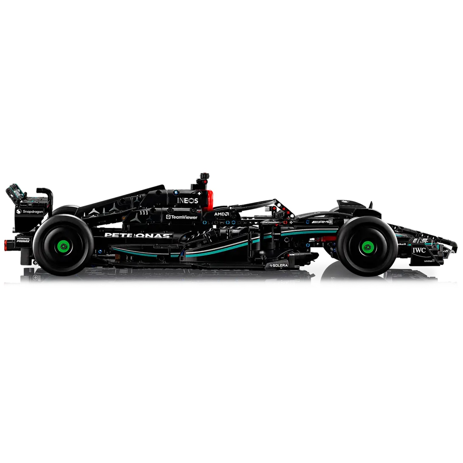 Un modèle noir de voiture de course Mercedes de Formule 1 avec des accents verts et des logos de sponsors est vu de côté, isolé sur fond blanc.