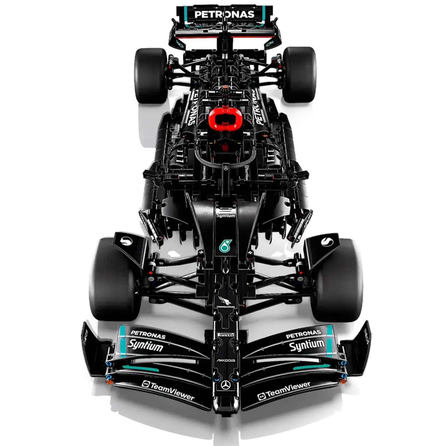Une voiture jouet Mercedes de Formule 1 noire, vue de dessus. Logos Petronas, Syntium et TeamViewer. Détail moteur rouge.
