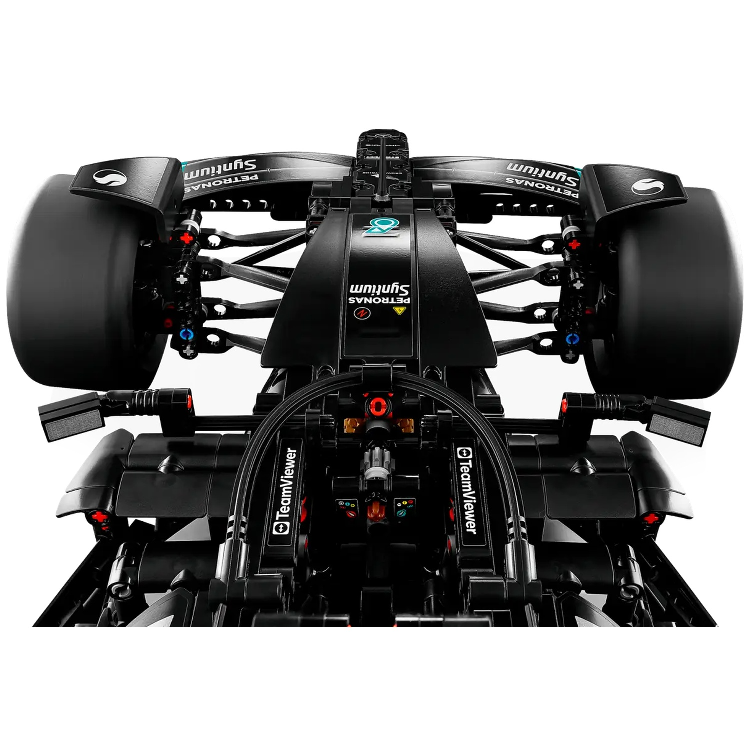 Modèle de voiture de course de Formule 1 noire. Comprend de grands pneus, des logos de sponsors et des détails mécaniques complexes, sur fond blanc.