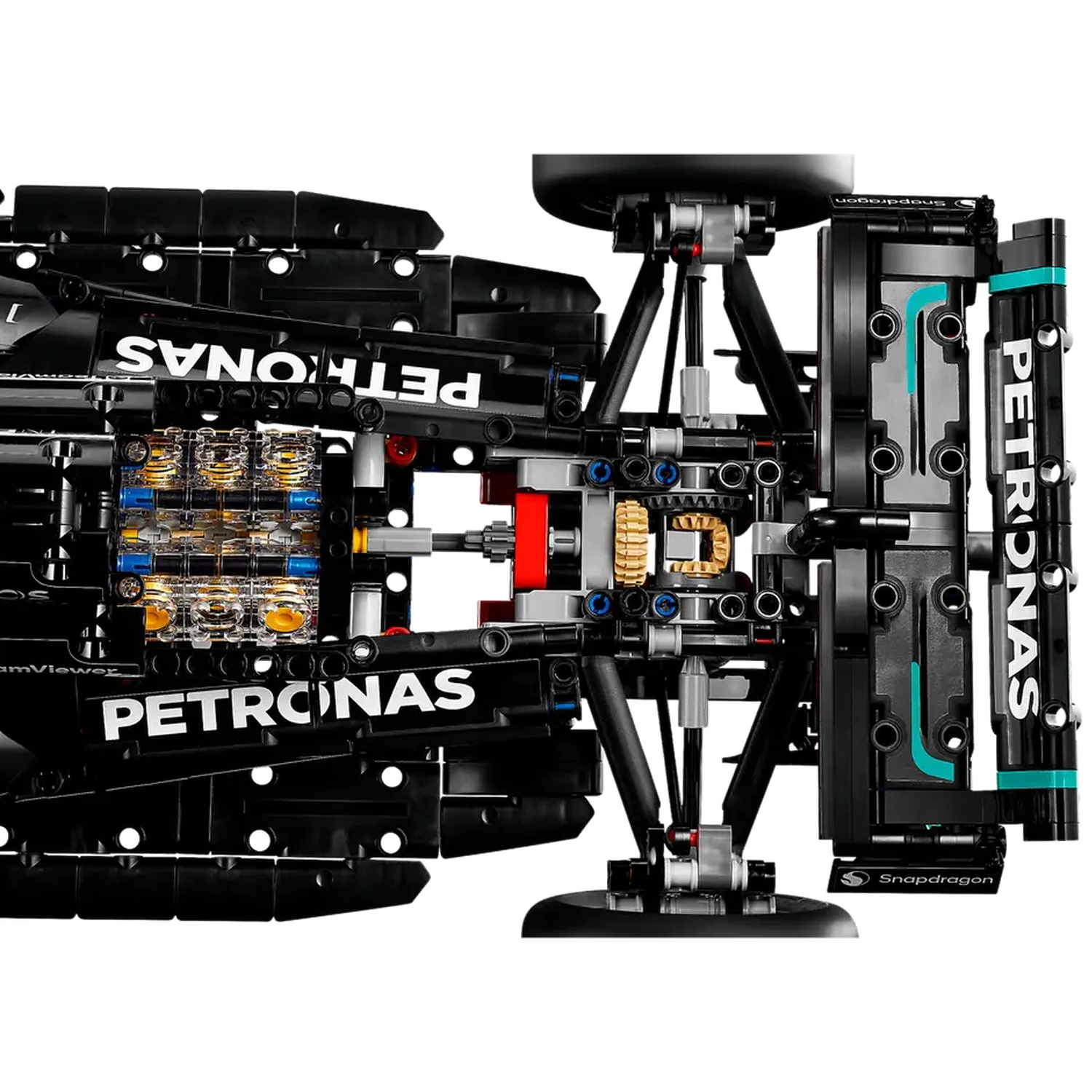 Gros plan d'un modèle de voiture Lego Petronas noir. Détails visibles : engrenages, suspension et le logo Snapdragon.