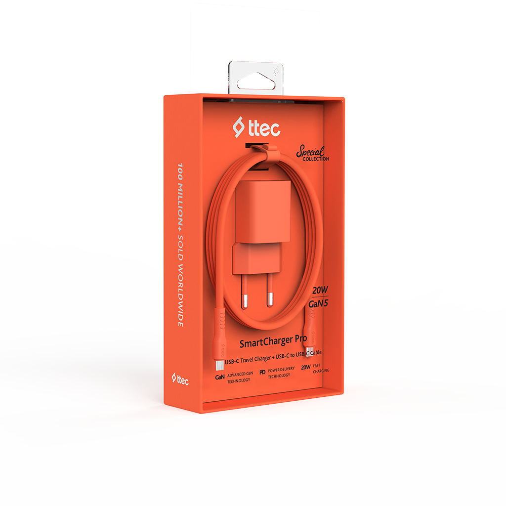 İçinde şarj cihazı ve kablo bulunan turuncu bir SmartCharger Pro kutusu. Kutuda 'ttec' markası ve 'Special Collection' yazısı var.