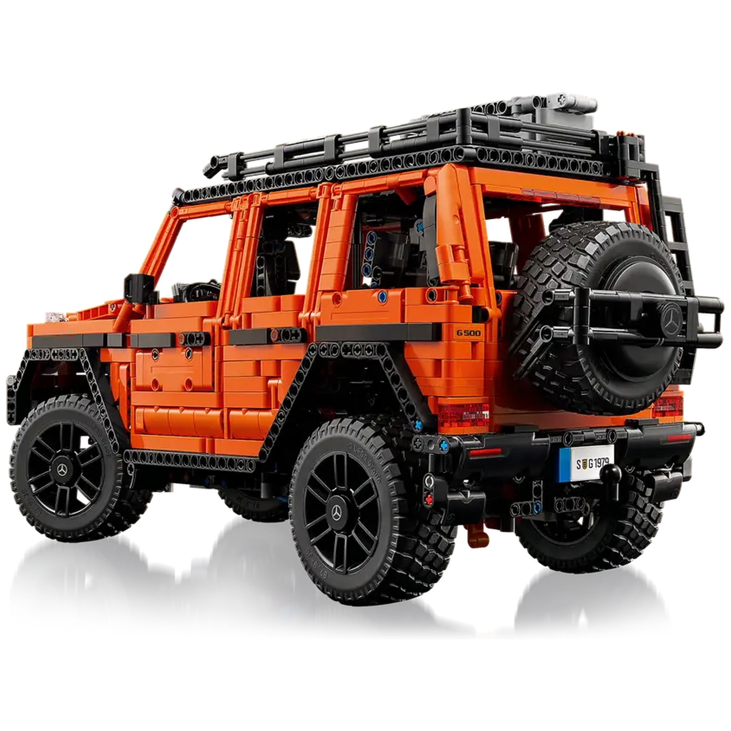 Un modèle Lego orange d'un SUV Mercedes-Benz Classe G. Il a des roues noires, un porte-bagages et une roue de secours. Le fond est blanc.