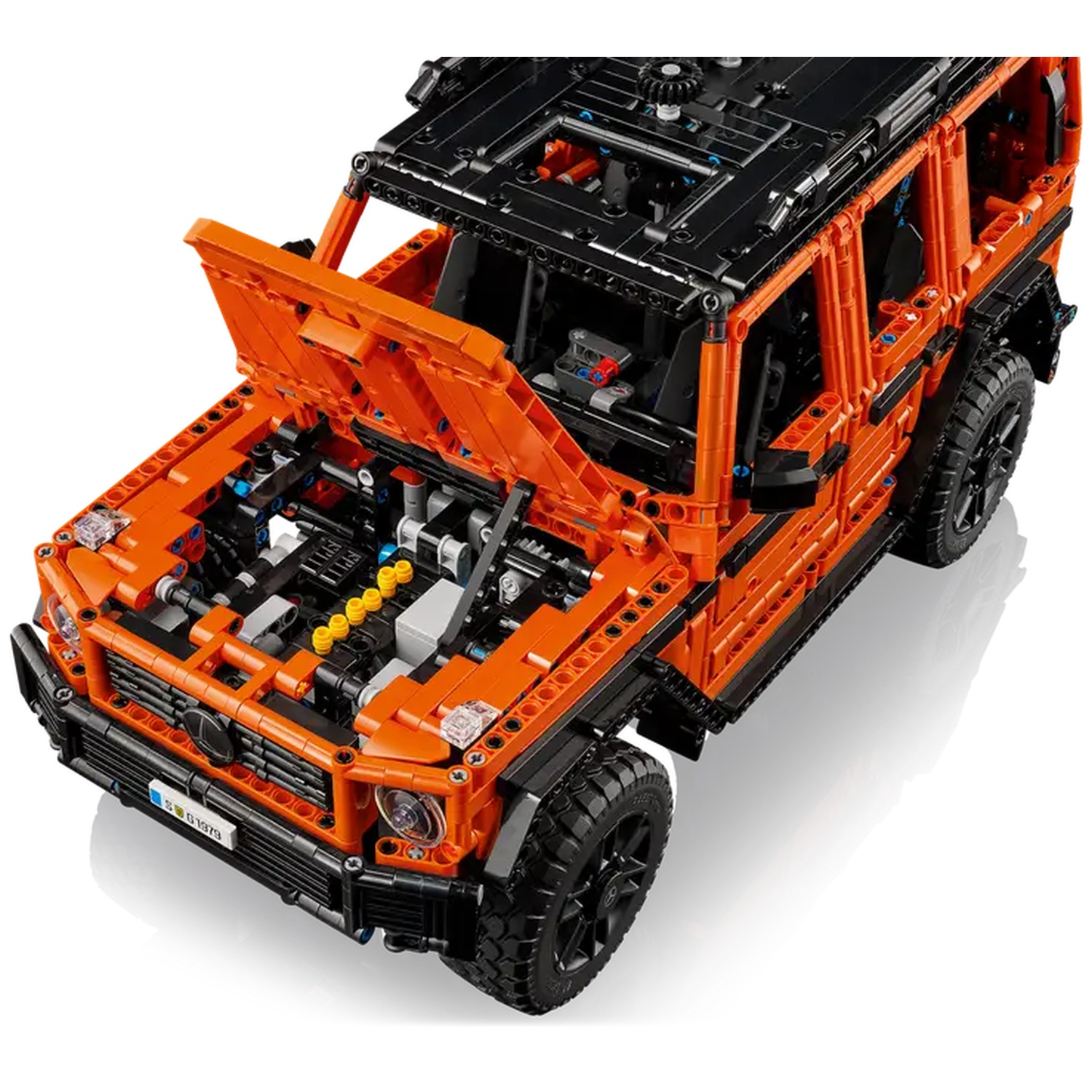 Un modèle Lego orange et noir d'une voiture avec le capot ouvert, révélant les détails du moteur. La voiture a des roues noires et un intérieur détaillé.