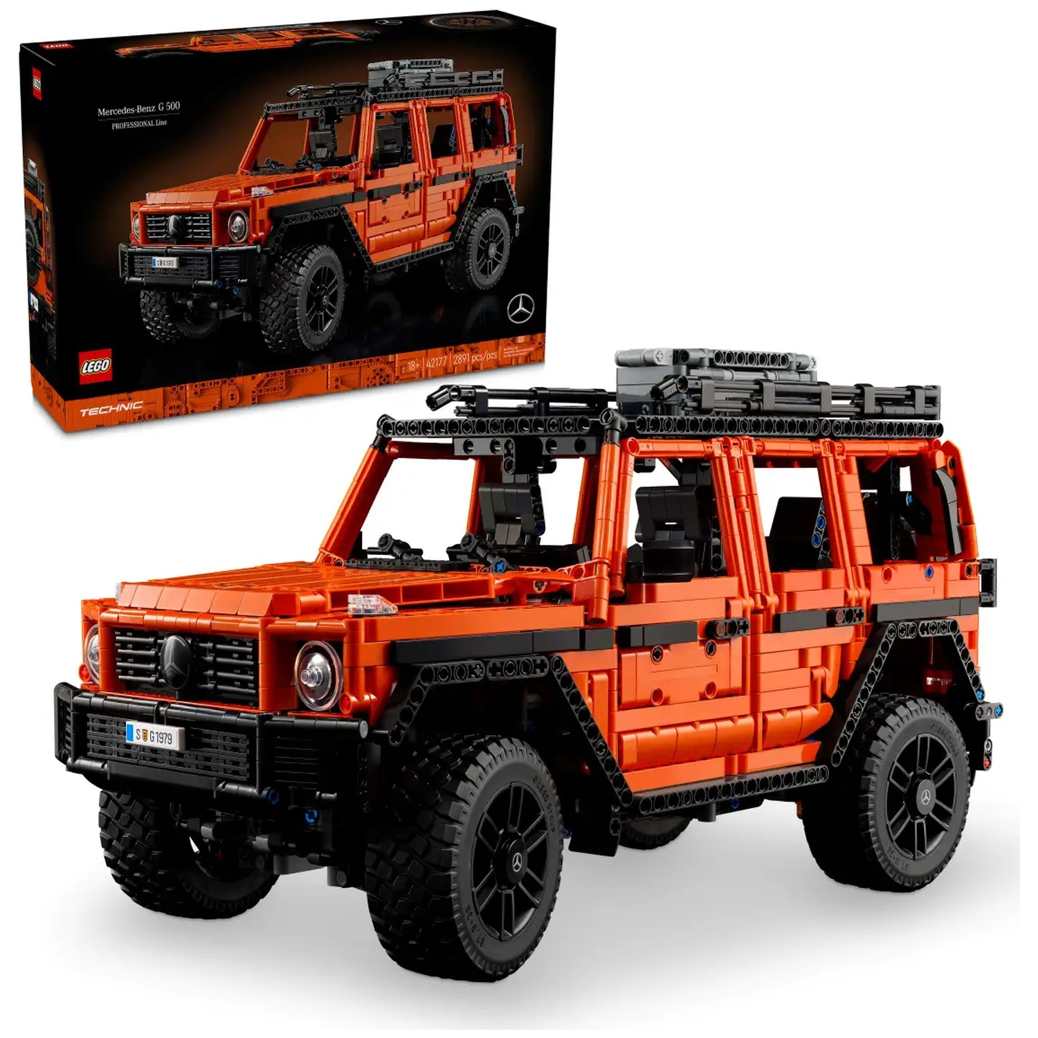 Un modèle orange LEGO Technic Mercedes-Benz G 500. Pneus et détails noirs. Une boîte montrant le modèle est en arrière-plan.