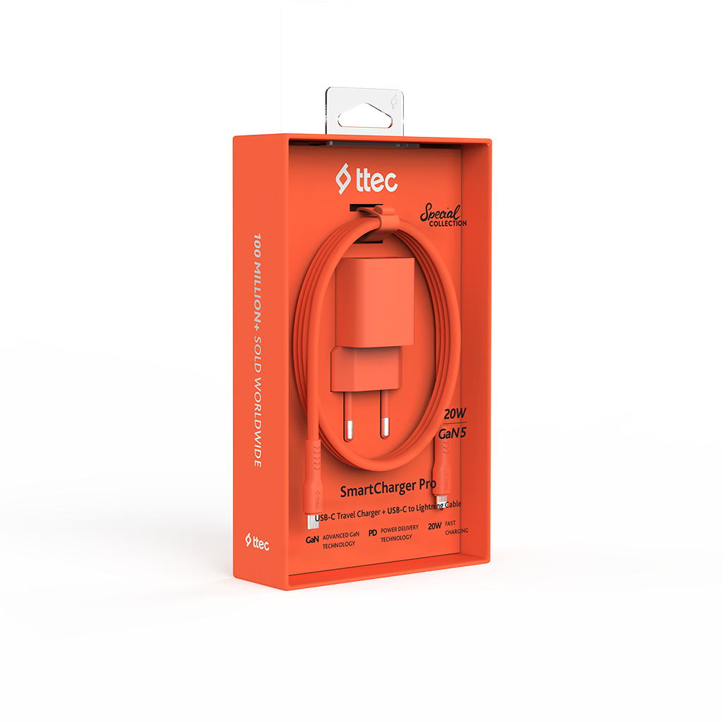İçinde şarj cihazı ve kablo bulunan turuncu bir SmartCharger Pro kutusu. Metinde 'ttec', '20W' ve 'USB-C to Lightning Cable' ifadeleri yer alıyor.