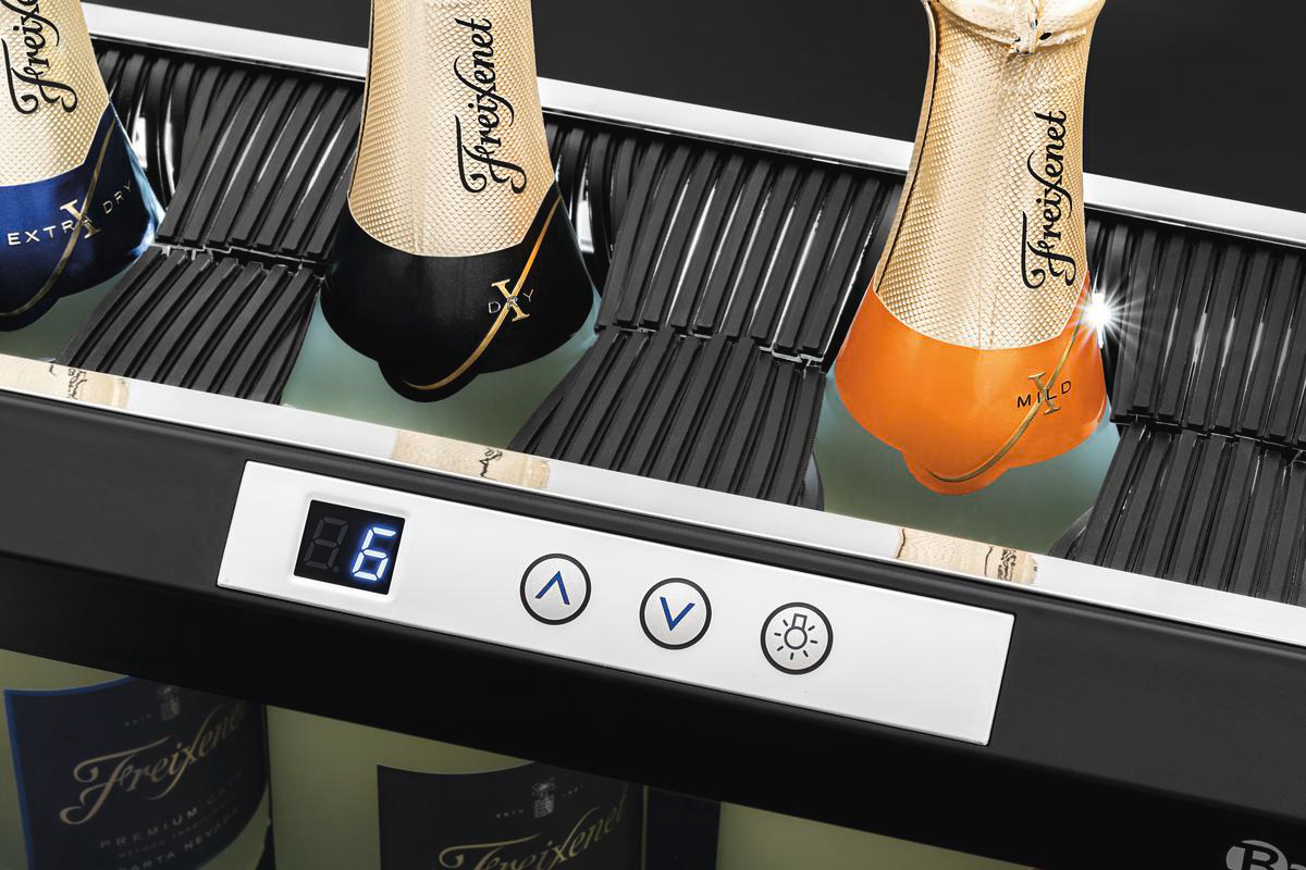 Champagnerflaschen in einem Kühler. Digitalanzeige zeigt 8,6. Tasten zur Temperatureinstellung und Beleuchtung sind sichtbar.