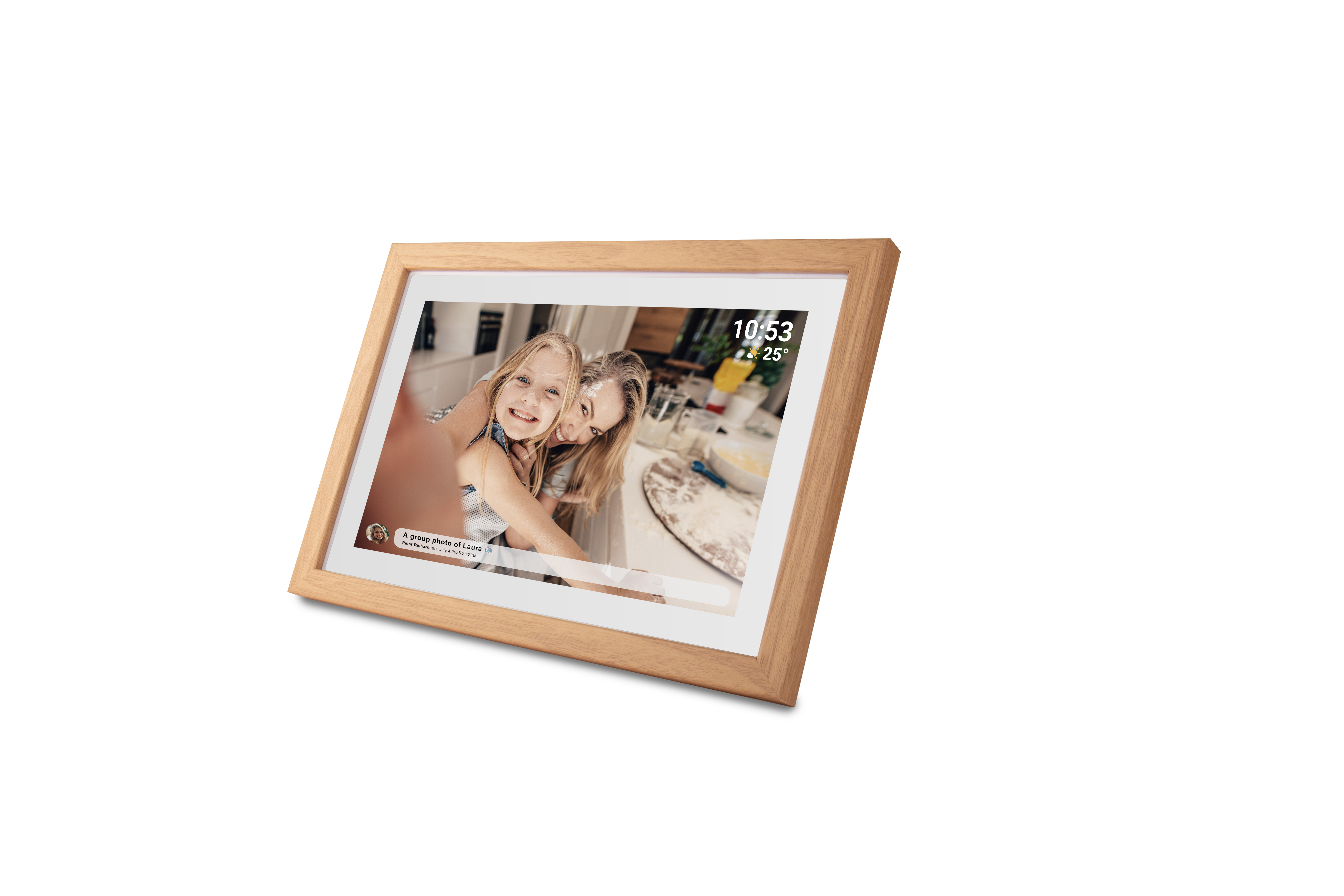 Digitales Foto mit Holzrahmen, das ein Selfie von zwei lächelnden Frauen zeigt. Der Hintergrund zeigt eine Küchenszene.