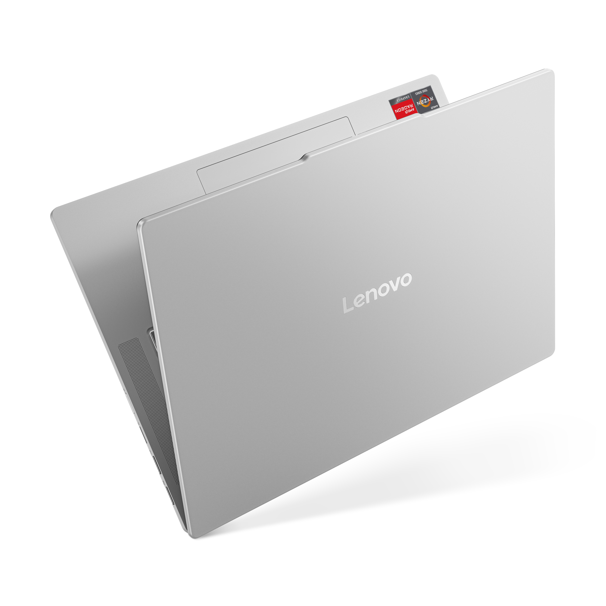 Silberner Lenovo-Laptop, teilweise geöffnet, mit AMD Radeon-Aufkleber auf schwarzem Hintergrund.