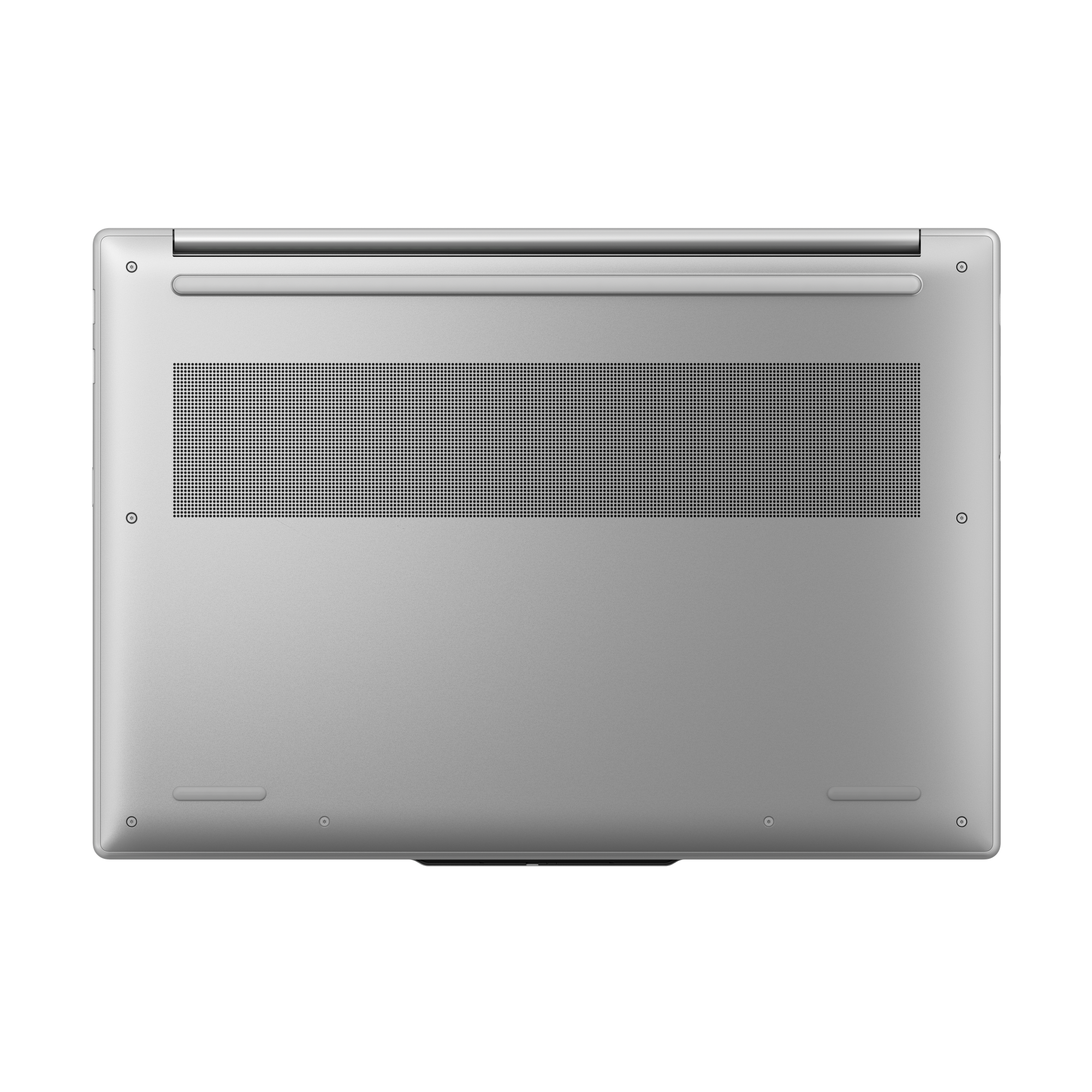 Die Unterseite eines silbernen Laptops vor schwarzem Hintergrund. Es hat Lüftungsschlitze, Schrauben und Gummifüße.