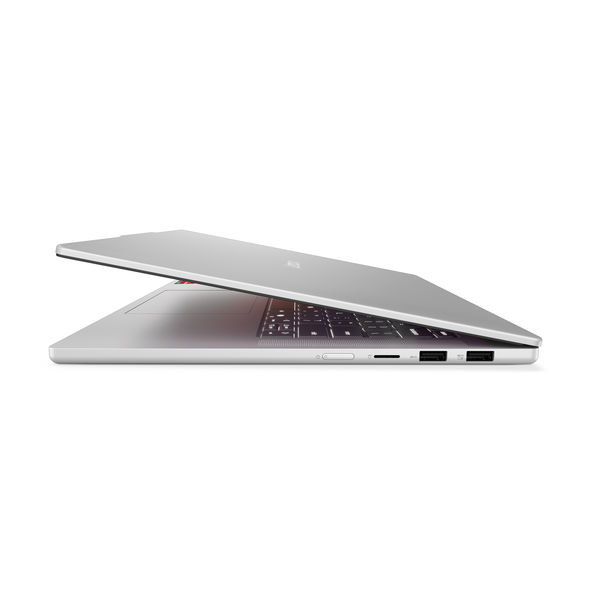 Silberner Laptop, teilweise geöffnet. Die Tastatur ist sichtbar. Der Hintergrund ist schwarz.