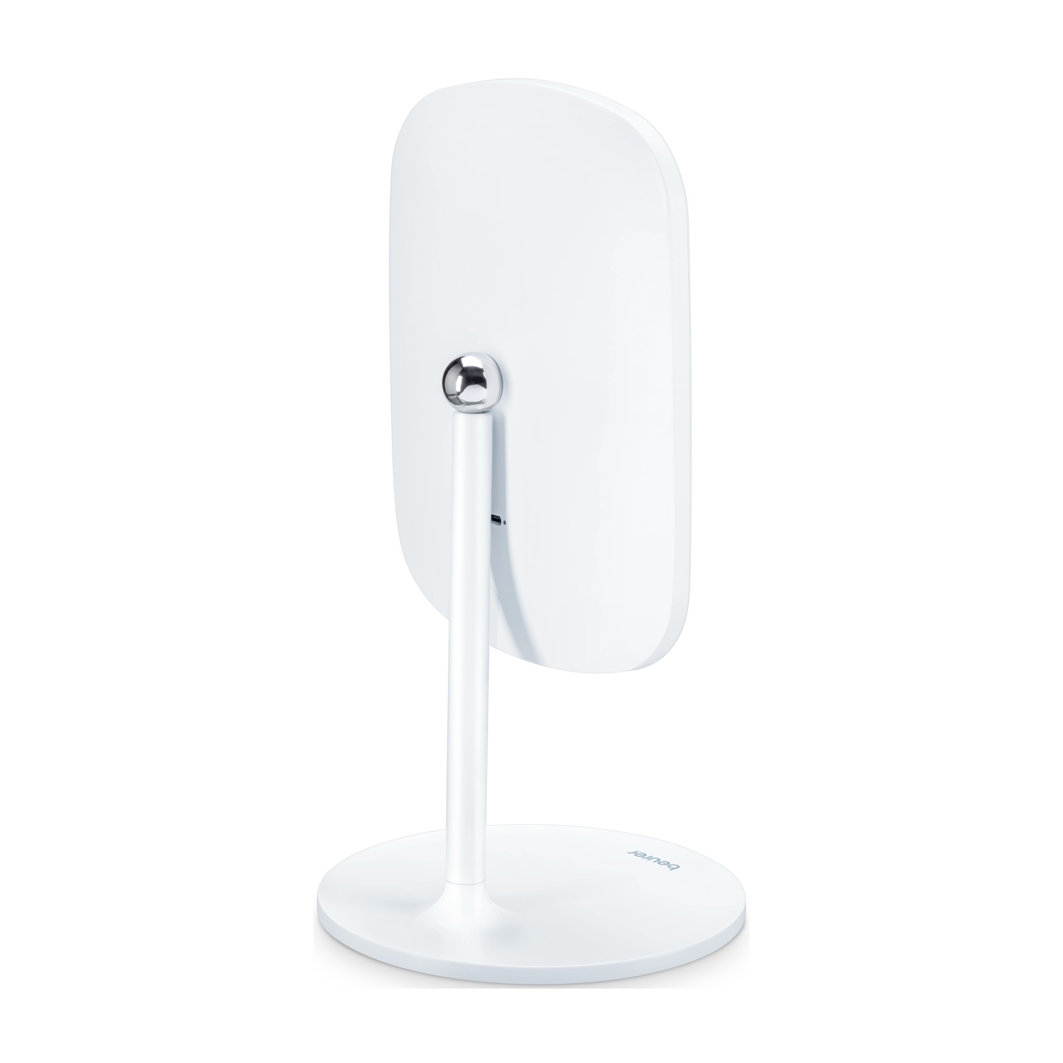 Uno specchio da toeletta bianco, ovale, con base rotonda e giunto sferico cromato. Lo specchio è su sfondo bianco.