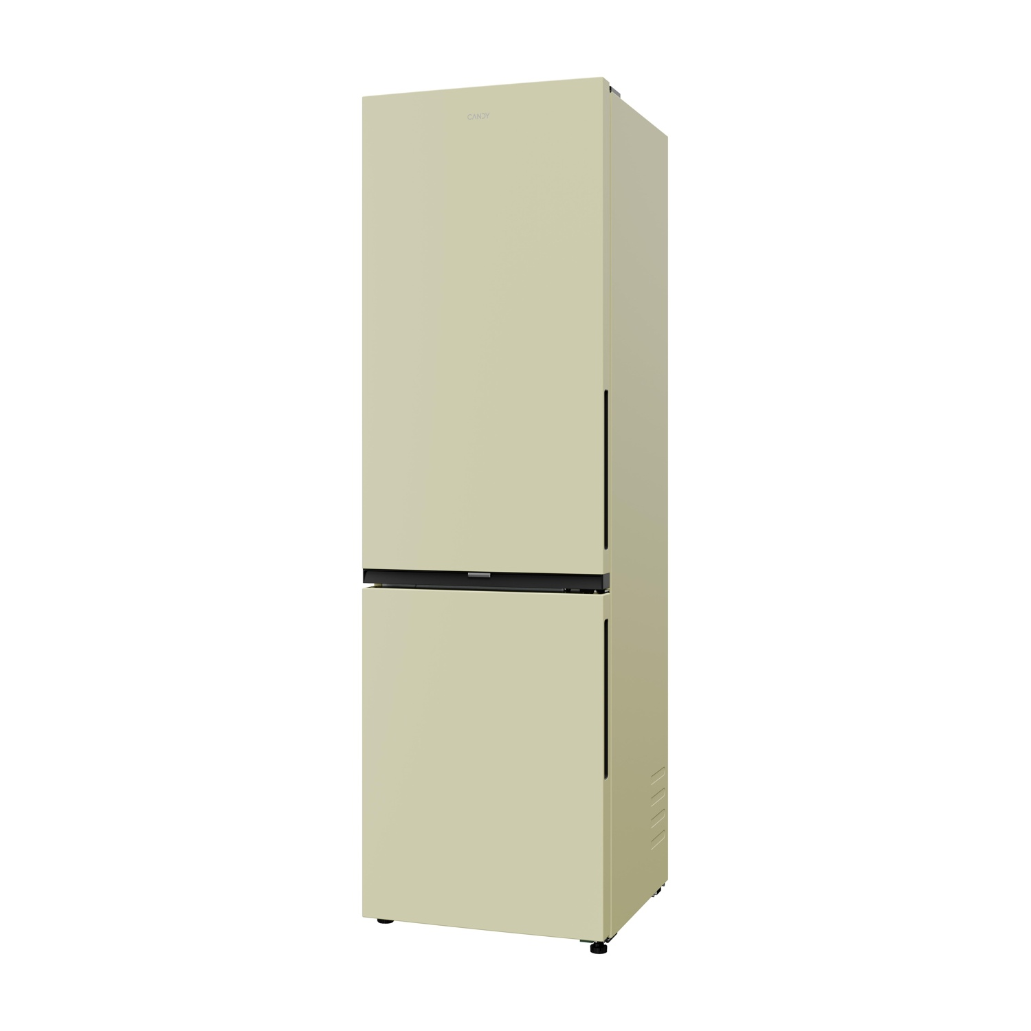 Un frigorifero Candy beige su sfondo bianco. Ha due porte e maniglie nere. Il marchio è visibile.