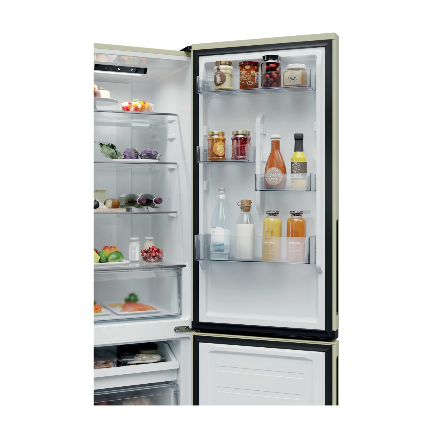 Frigorifero aperto pieno di barattoli, bottiglie e prodotti freschi. Contiene frutta, verdura, salse e bevande. Cornice beige e interno bianco.