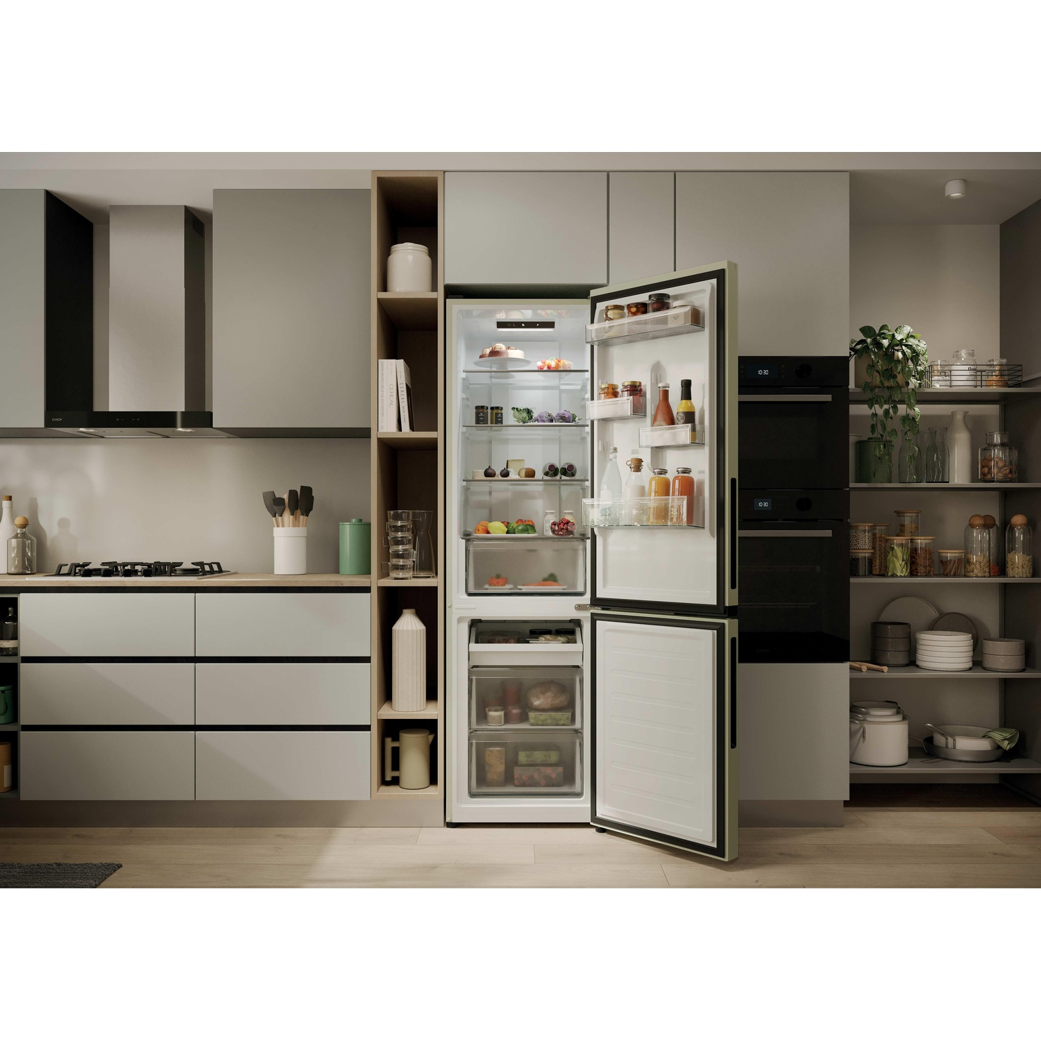 Frigorifero aperto in una cucina moderna, pieno di cibo. Armadi, fornelli e mensole con barattoli sono visibili sullo sfondo.