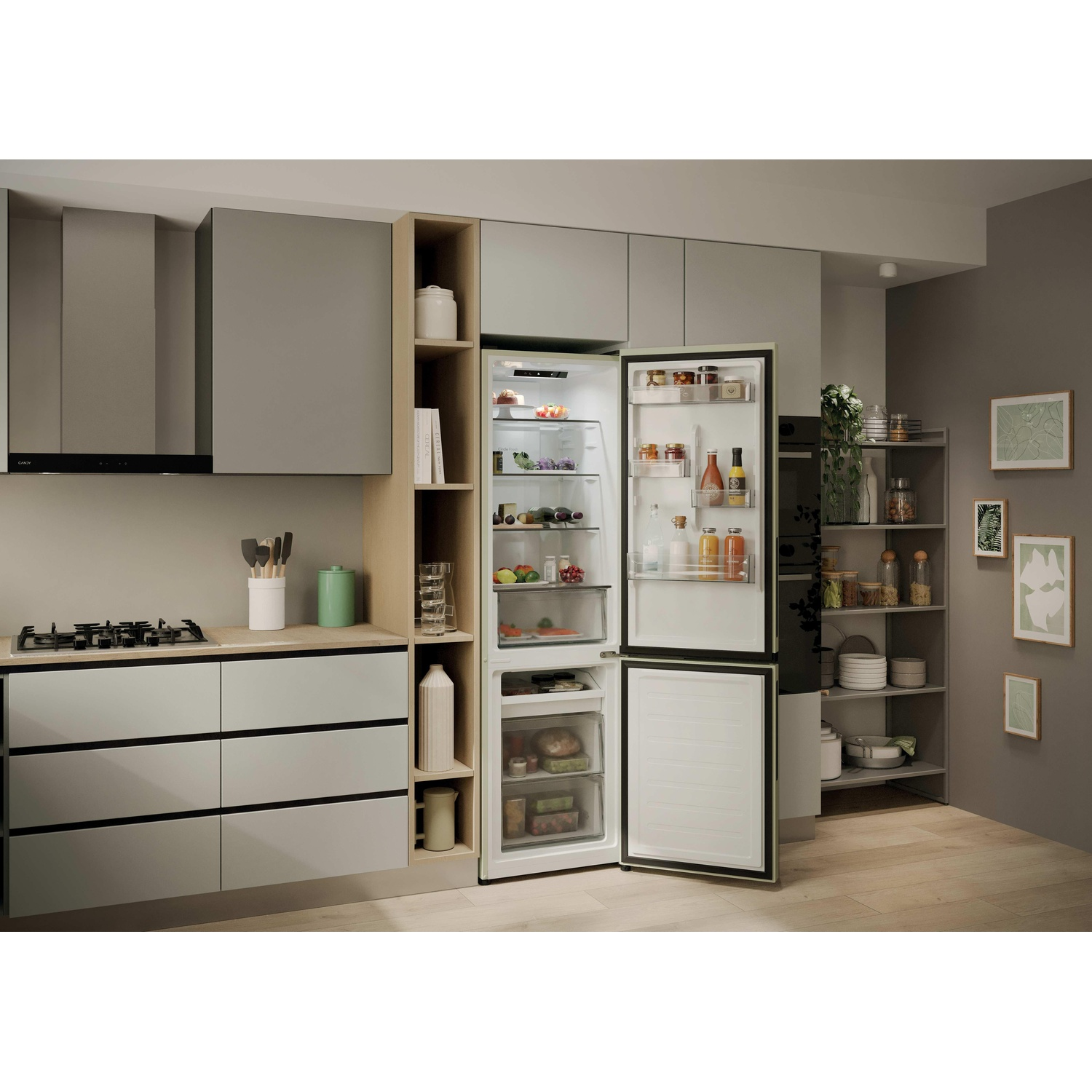 Frigorifero aperto in una cucina moderna. Frutta, barattoli e bottiglie all'interno. Armadi grigi, fornello e scaffali con piatti e decorazioni.