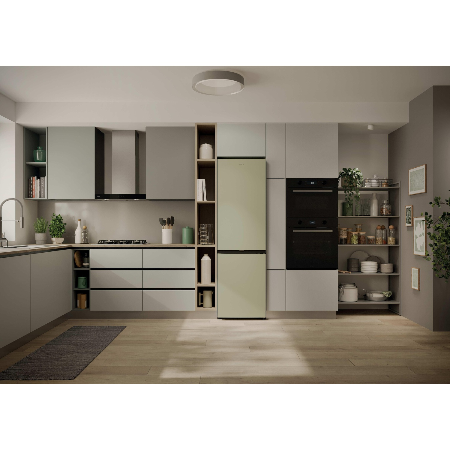 Una cucina moderna con frigorifero verde salvia, armadi grigi, pavimento in legno e forno nero.