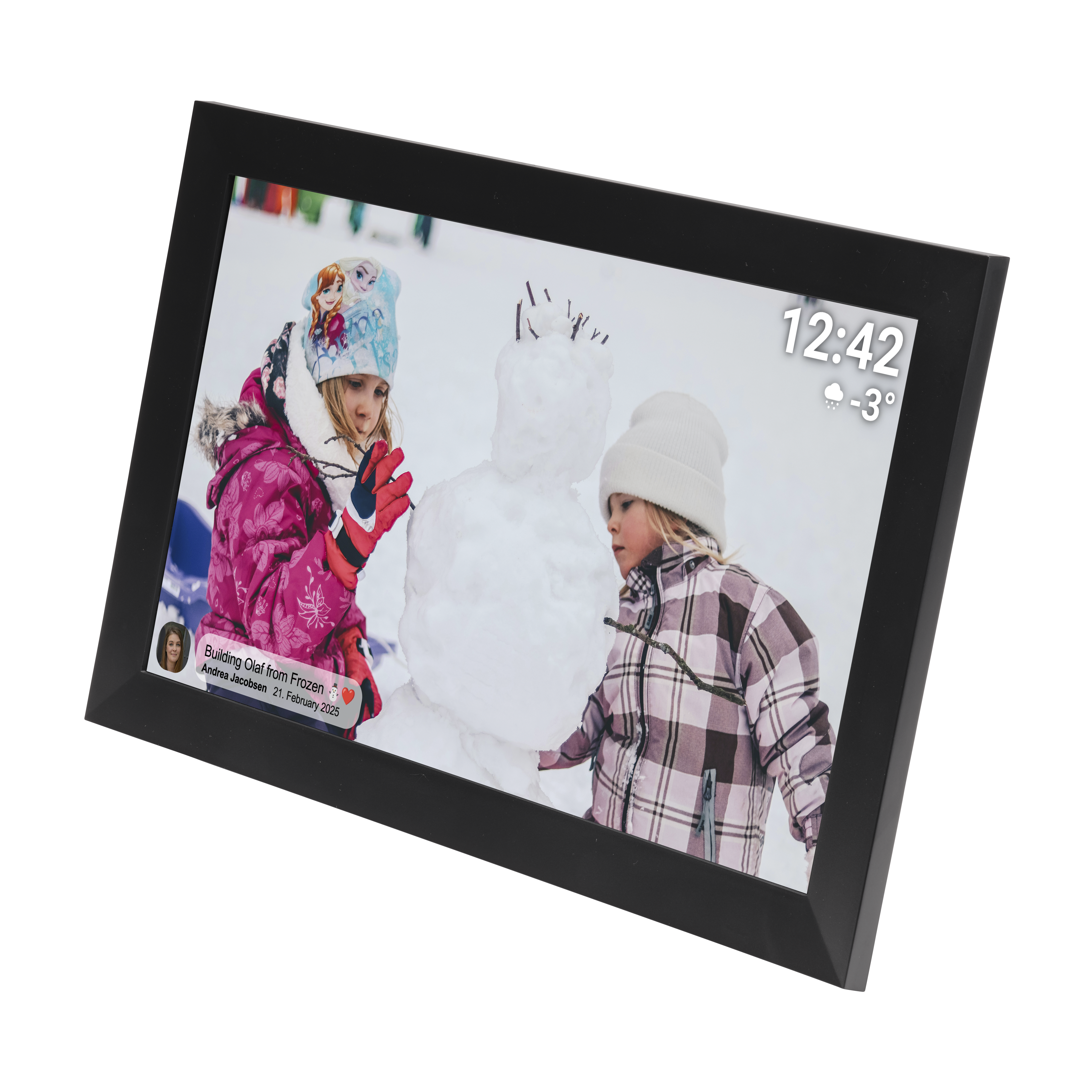 Zwei Kinder bauen einen Schneemann im Schnee. Eines trägt einen Frozen-Hut, das andere eine weiße Mütze. Es ist kalt, -3 Grad Celsius.
