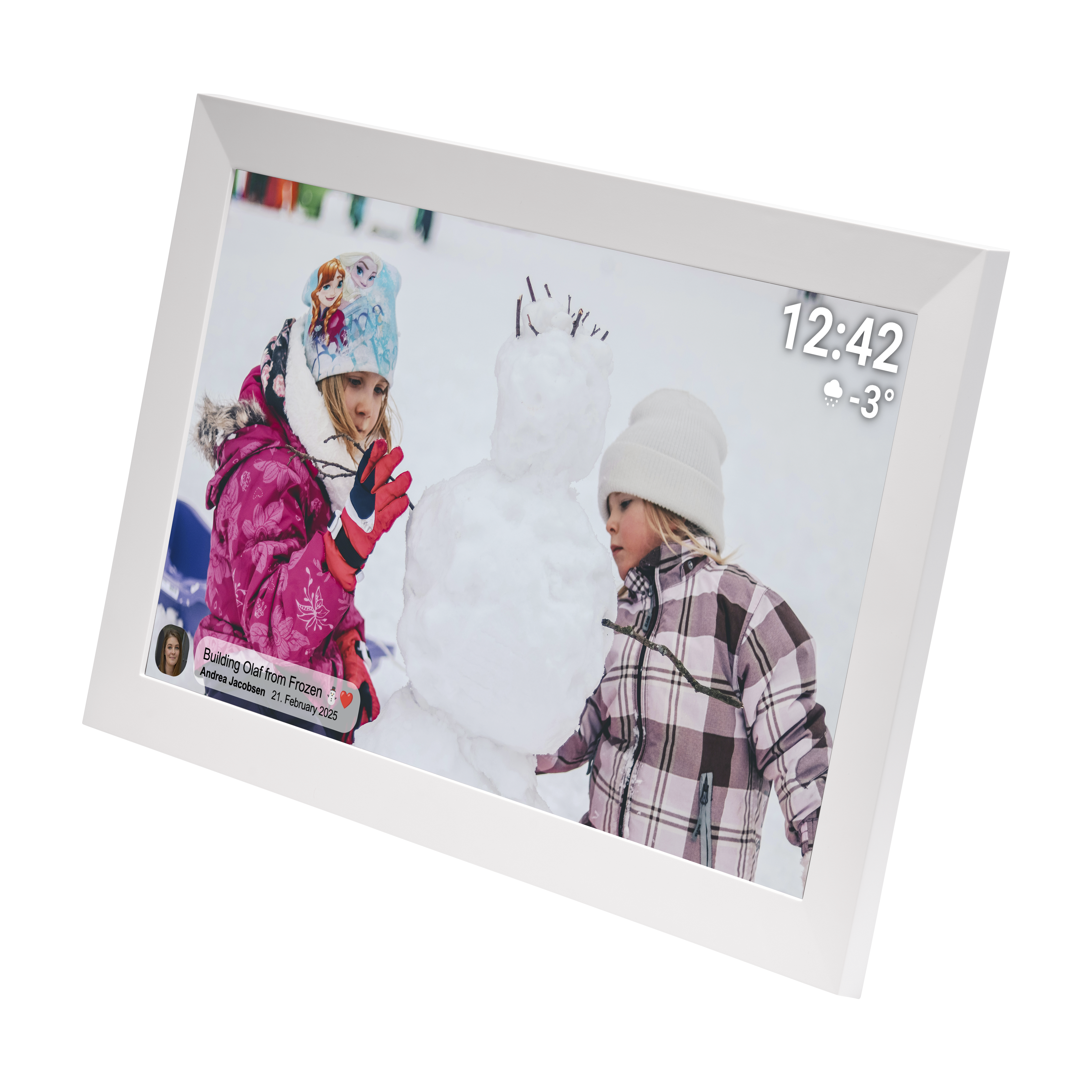 Zwei Kinder bauen einen Schneemann im Schnee. Eines trägt einen Frozen-Hut, das andere eine weiße Mütze. Es ist kalt, -3 Grad.