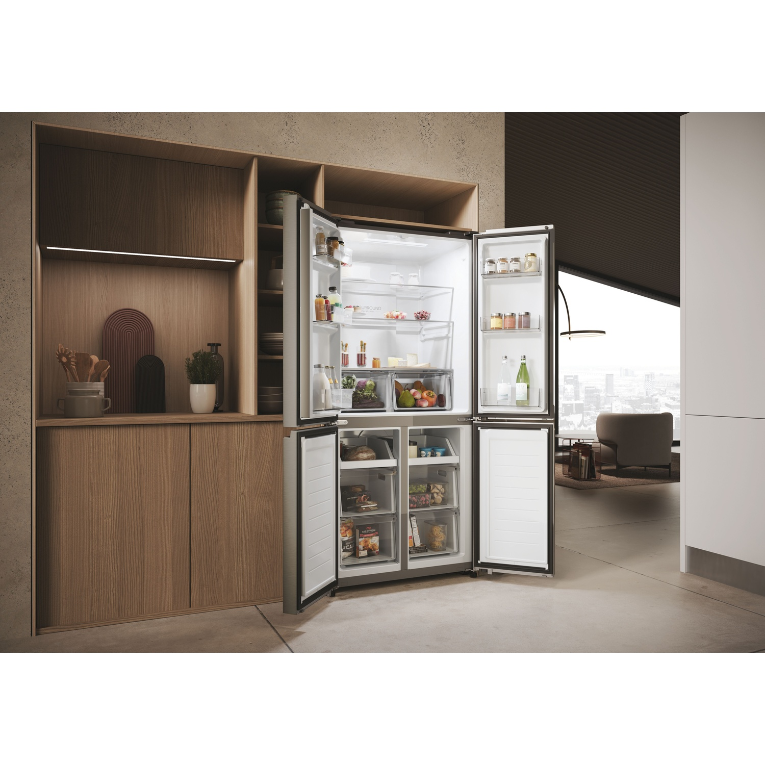 Frigorifero aperto in una cucina moderna. Cibo visibile. Mobili in legno e vista sulla città sullo sfondo.