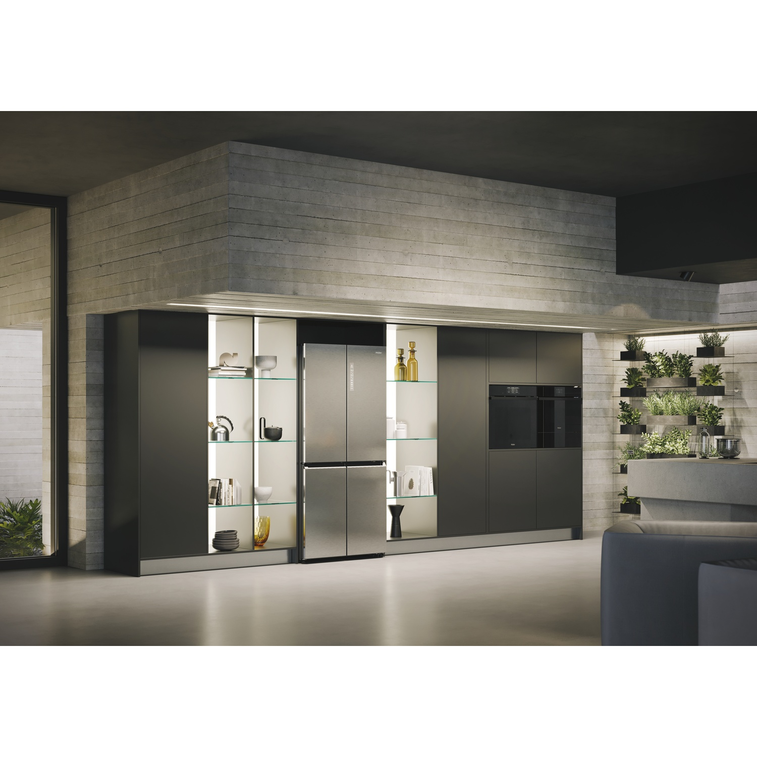 Cucina moderna con frigorifero in acciaio inox, mobili scuri, mensole in vetro e piante sul muro. Muri e pavimento in cemento.
