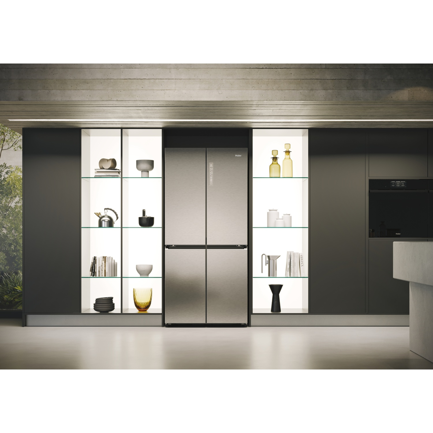 Una cucina moderna con un frigorifero in acciaio inox come punto focale, circondata da armadi e scaffali con oggetti decorativi.