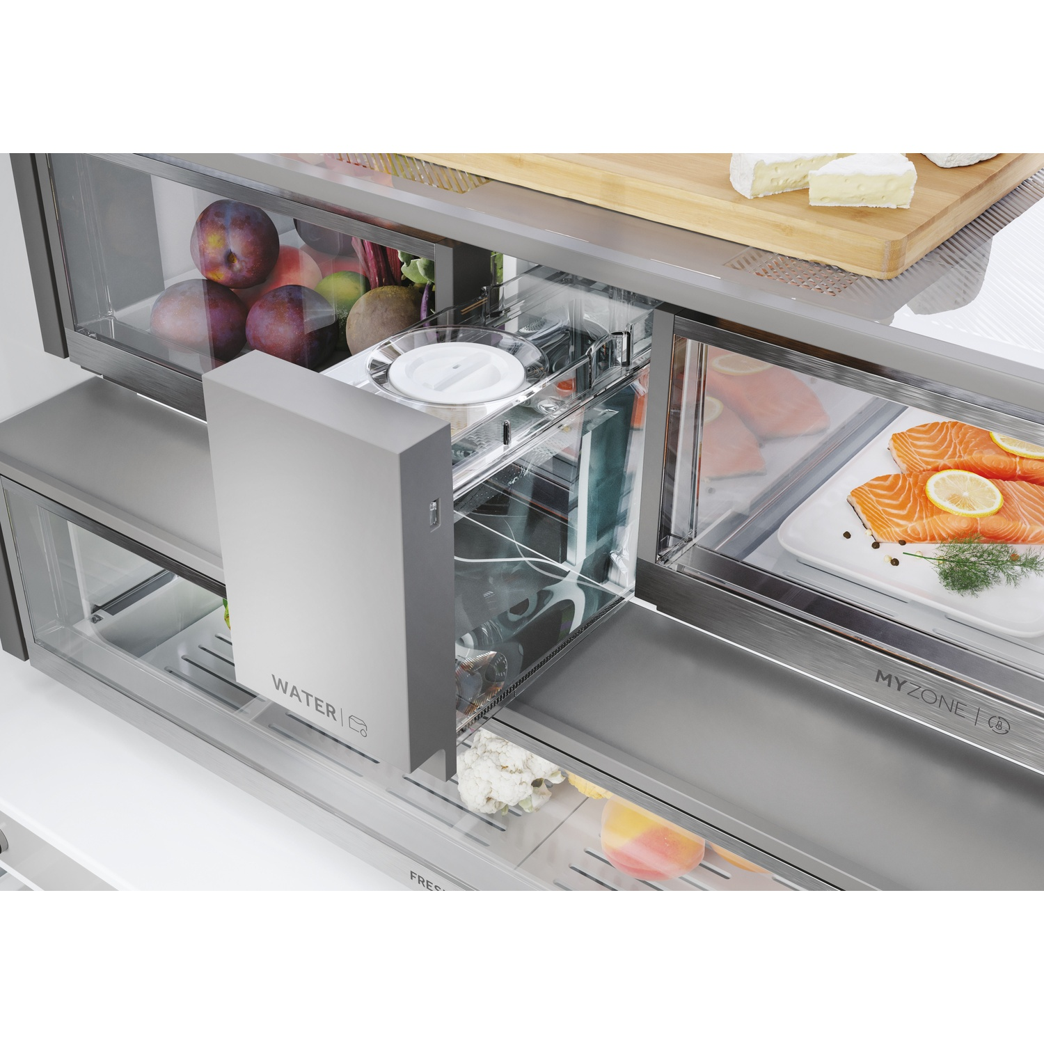 All'interno di un frigorifero, sono visibili frutta, salmone, formaggio e verdure. Un distributore d'acqua è a sinistra.