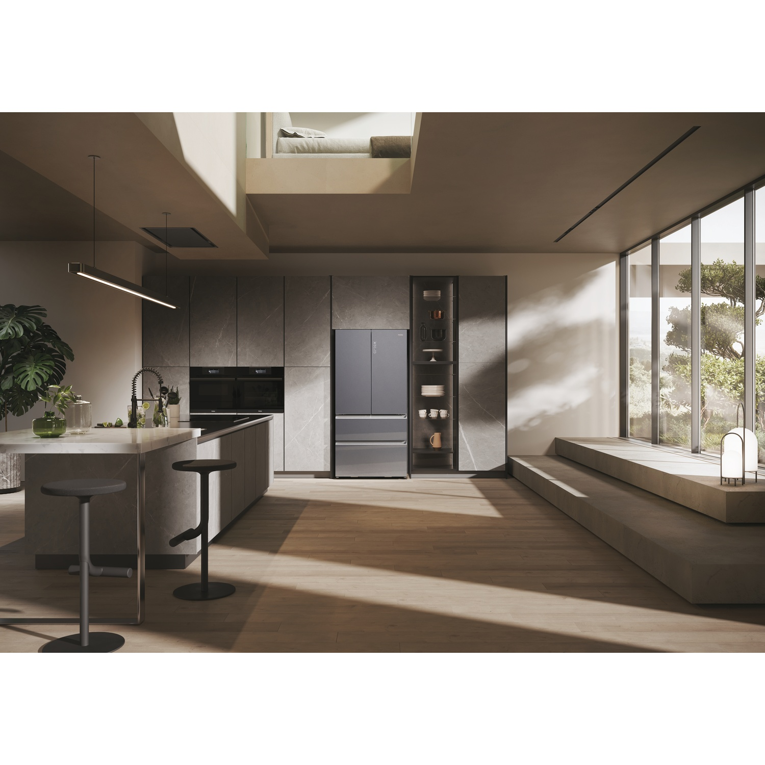 Cucina moderna con isola, sgabelli, frigorifero e ampie finestre. Pavimento in legno, colori neutri e luce naturale creano una sensazione di spazio.