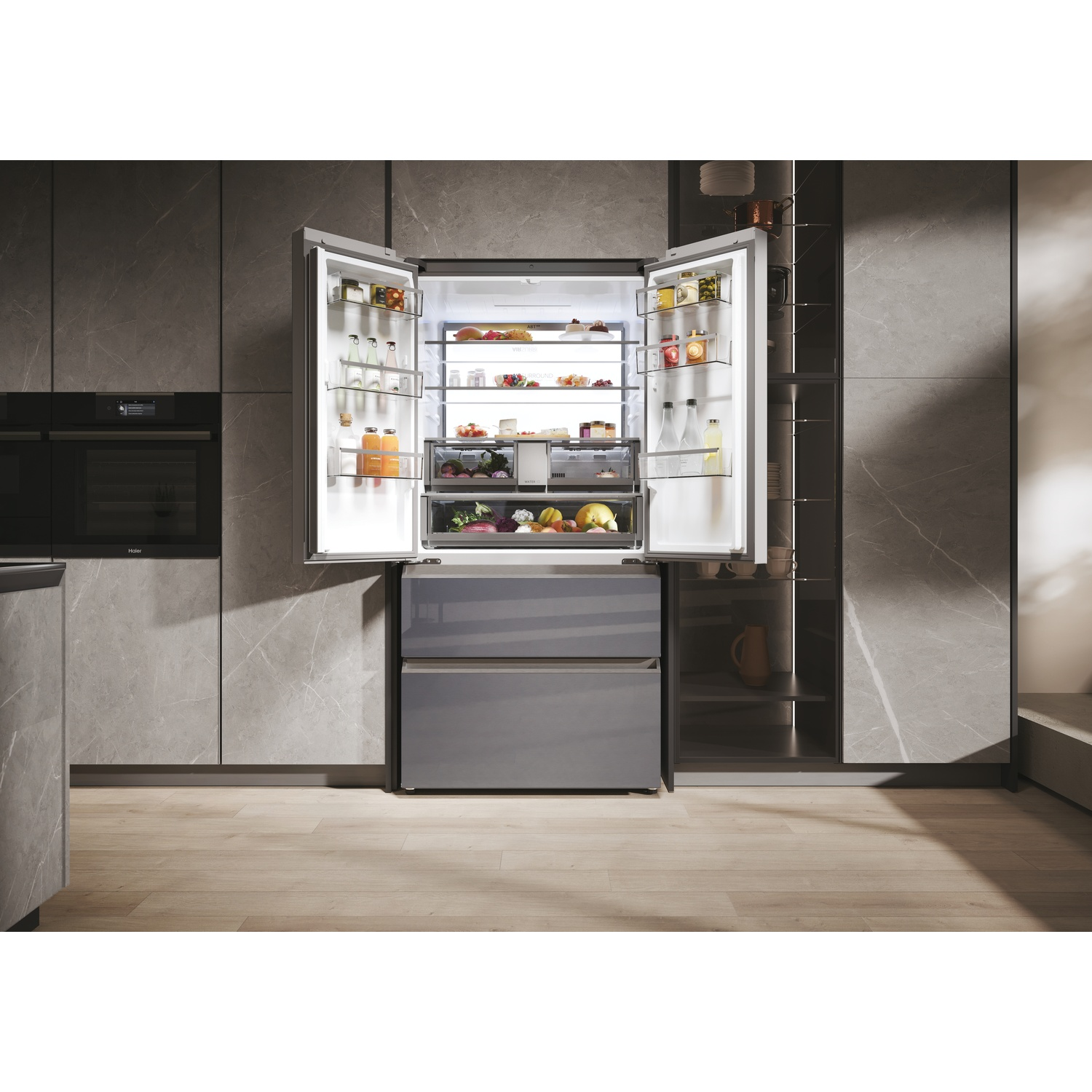 Frigorifero moderno aperto con cibo all'interno. Design grigio e argento, integrato in una cucina elegante con pavimenti in legno.