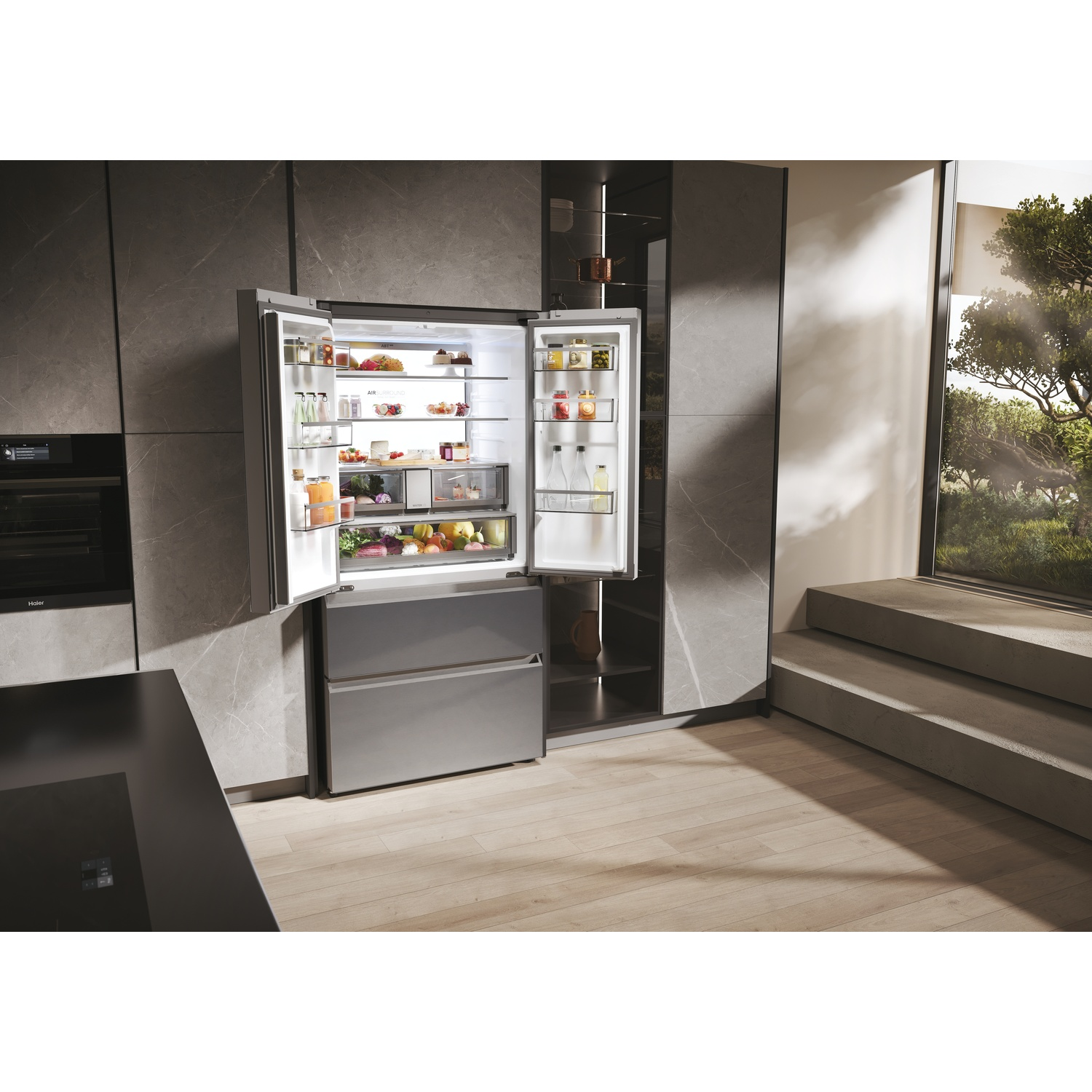 Frigorifero aperto che mostra alimenti. Esterno grigio, pavimento in legno e una finestra con vista sul verde sullo sfondo.