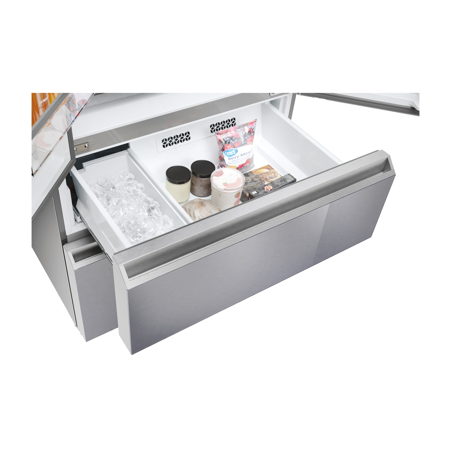 Cassetti del frigorifero aperti con ghiaccio, yogurt, bacche e altri articoli. Il frigorifero è in acciaio inossidabile.