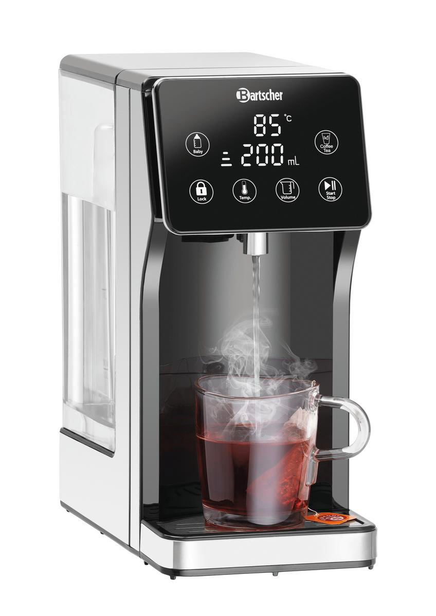 Ein Wasserspender gibt heißes Wasser in eine Glastasse mit Teebeutel ab. Das Display zeigt Temperatur, Volumen und Funktionen.