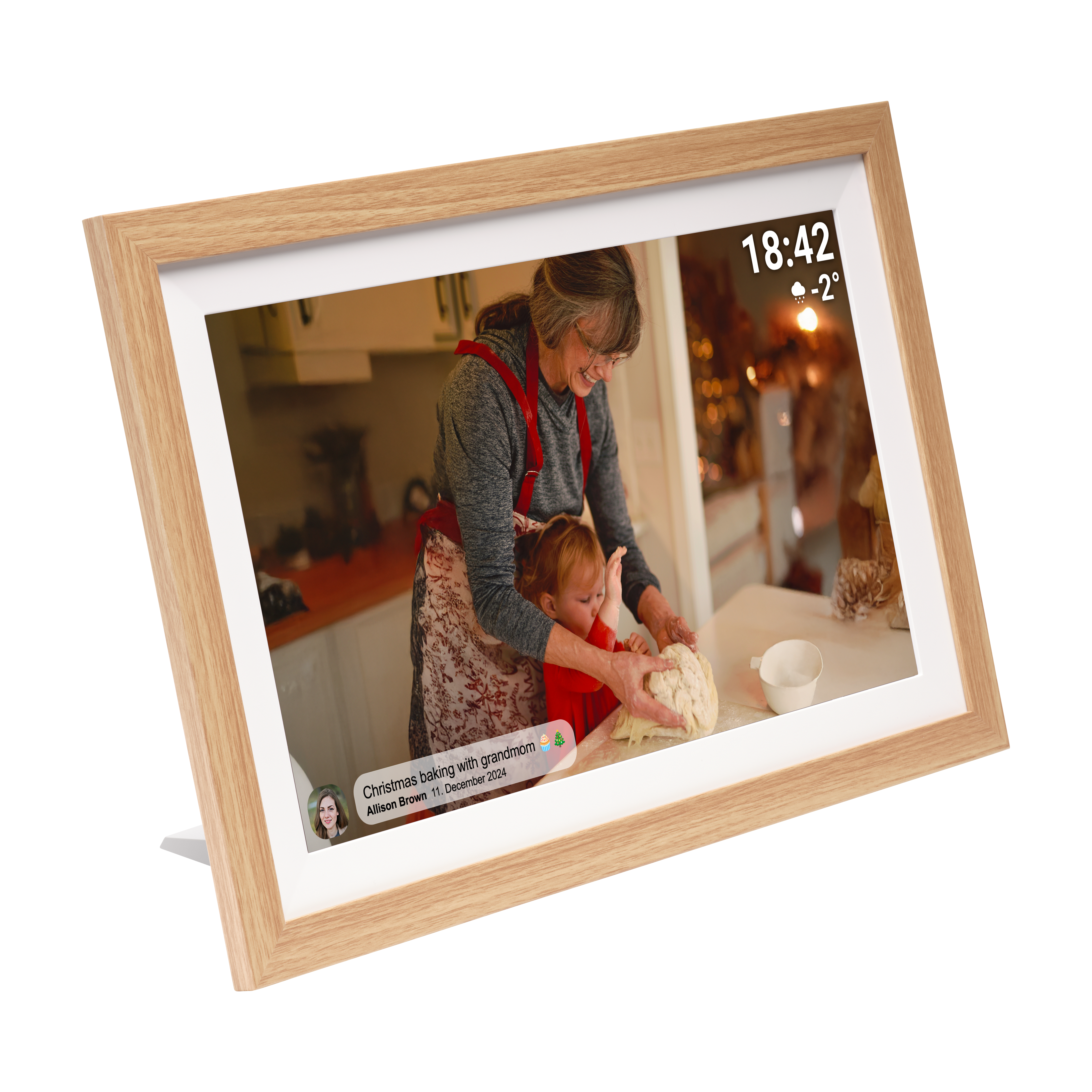 Oma und Kind backen in der Küche. Holzrahmen mit Digitalanzeige. Anzeige zeigt Zeit, Temperatur und Fotoinformationen.