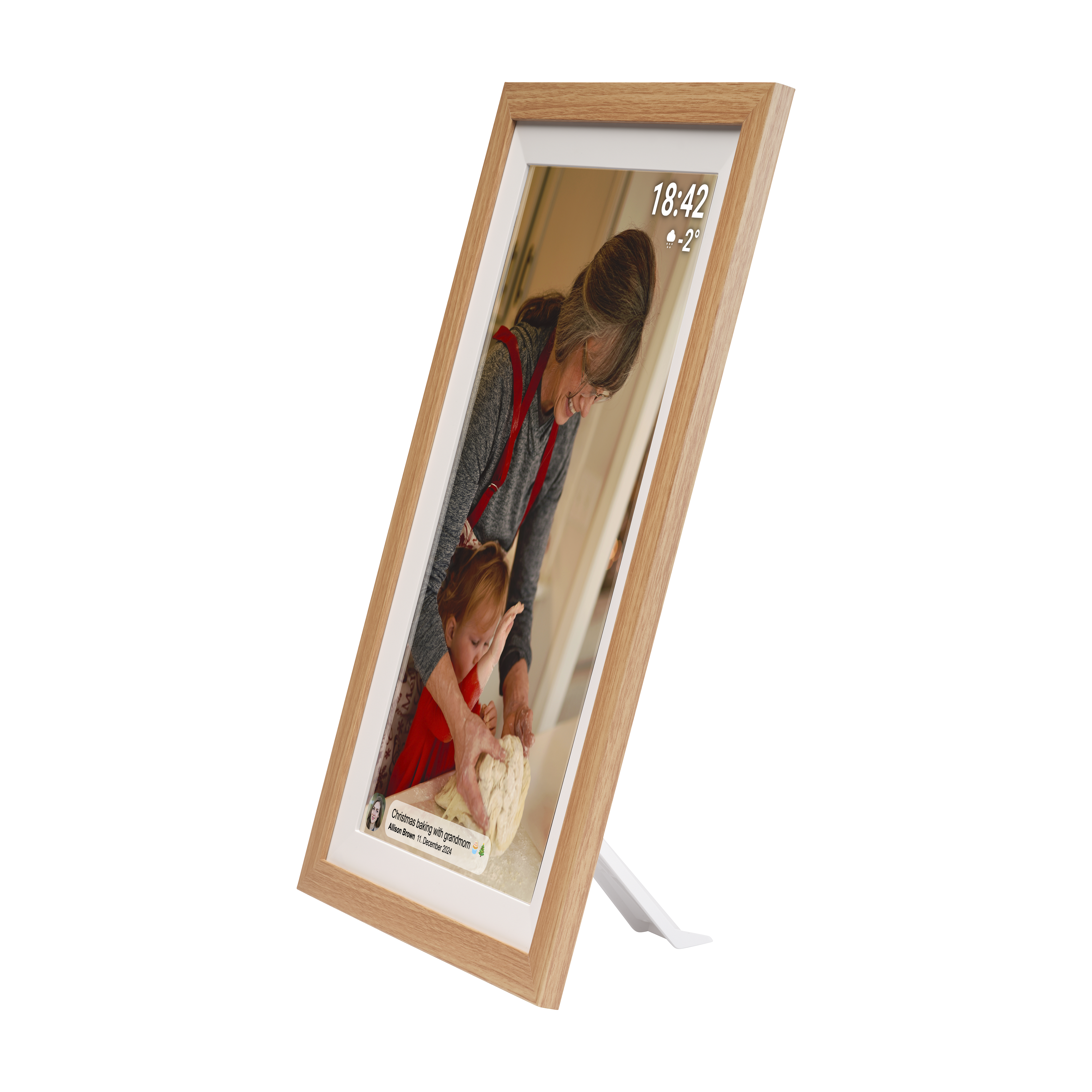 Ein Holzfotorahmen zeigt ein Foto einer Frau und eines Kindes beim Backen. Der Rahmen hat einen weißen Rand und eine Digitaluhr.