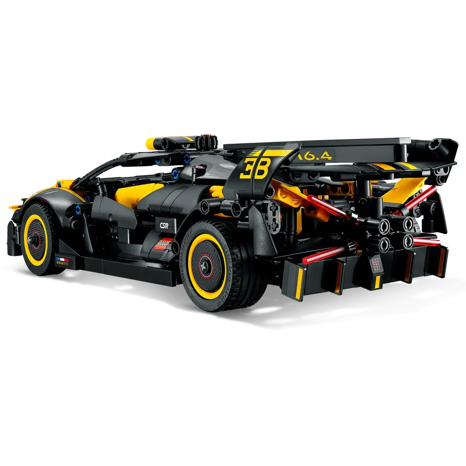 Een zwart-gele Lego raceauto. Het heeft een grote spoiler en de wielen hebben gele velgen. De achtergrond is wit.